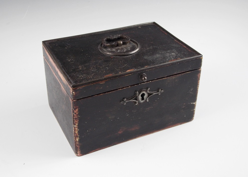 Vintage tea caddy with lovely hardware EBTH