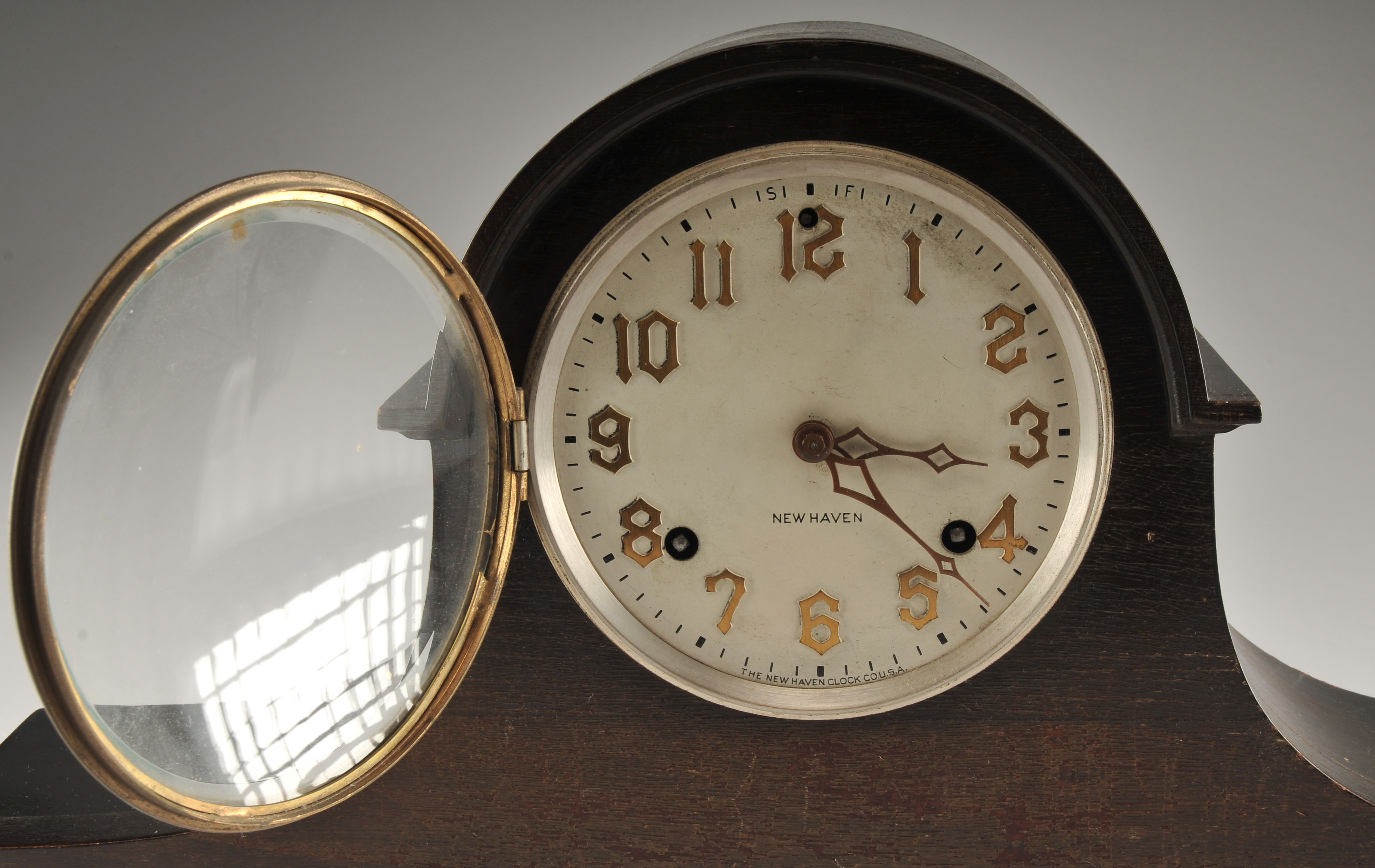 Antique Mahogany New Haven Clock Co. Mantel Clock EBTH