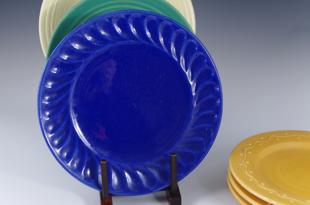 Vintage Fiestaware style plates EBTH