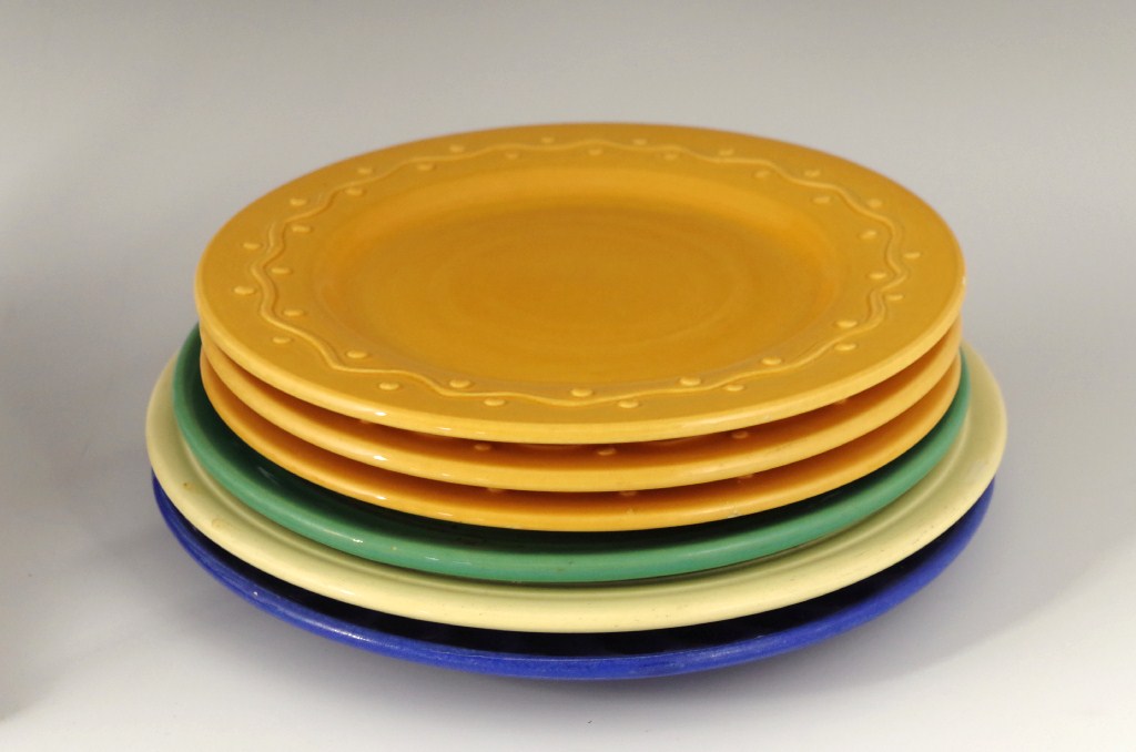Vintage Fiestaware style plates EBTH