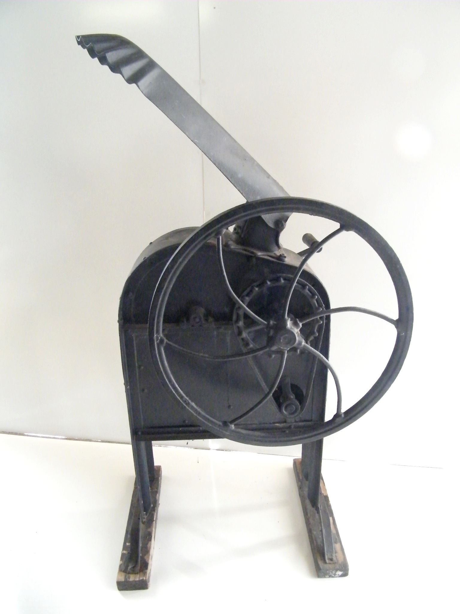 Antique hand crank corn sheller EBTH