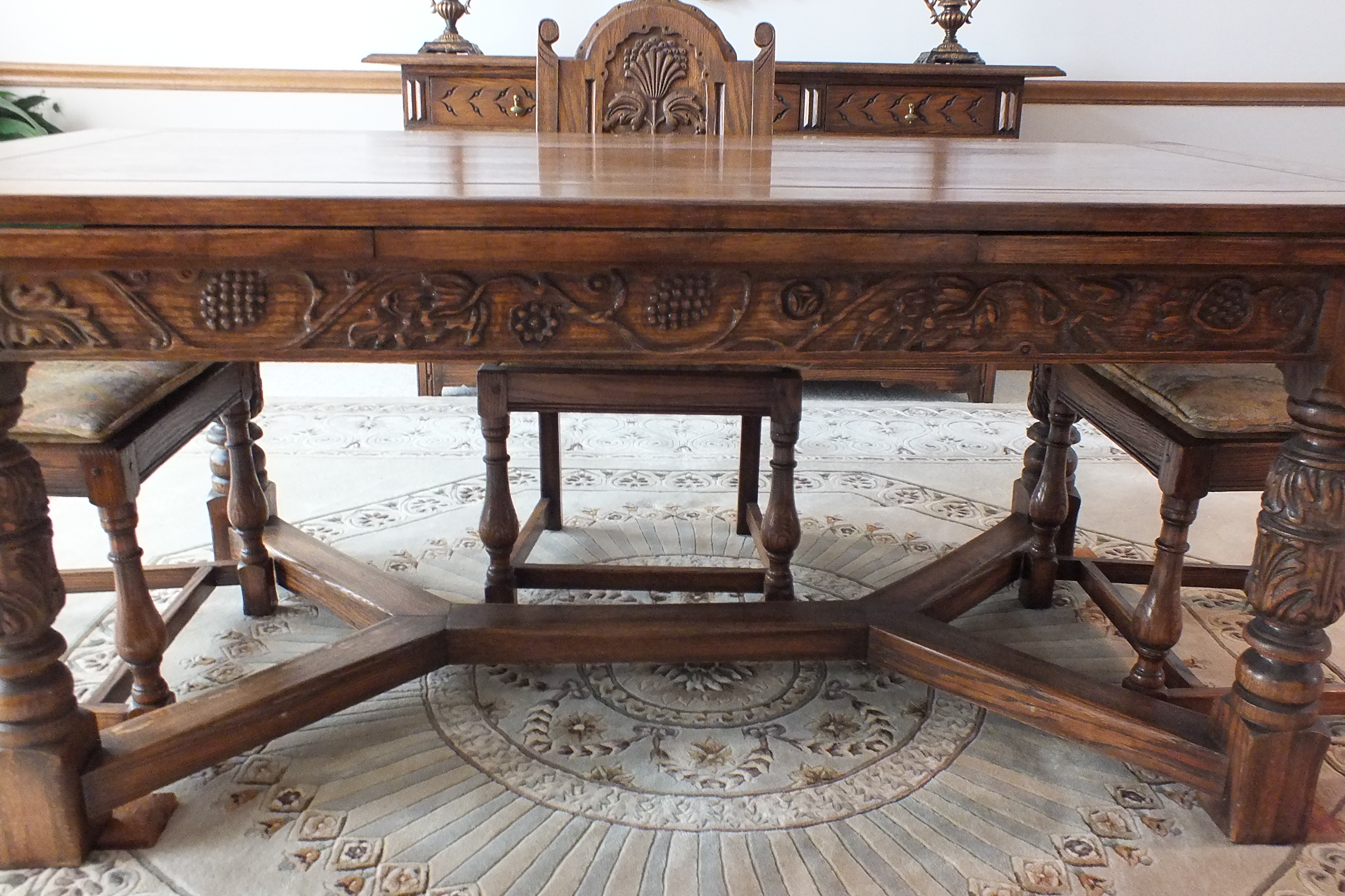 Jamestown Lounge Feudal Oak Dining set EBTH