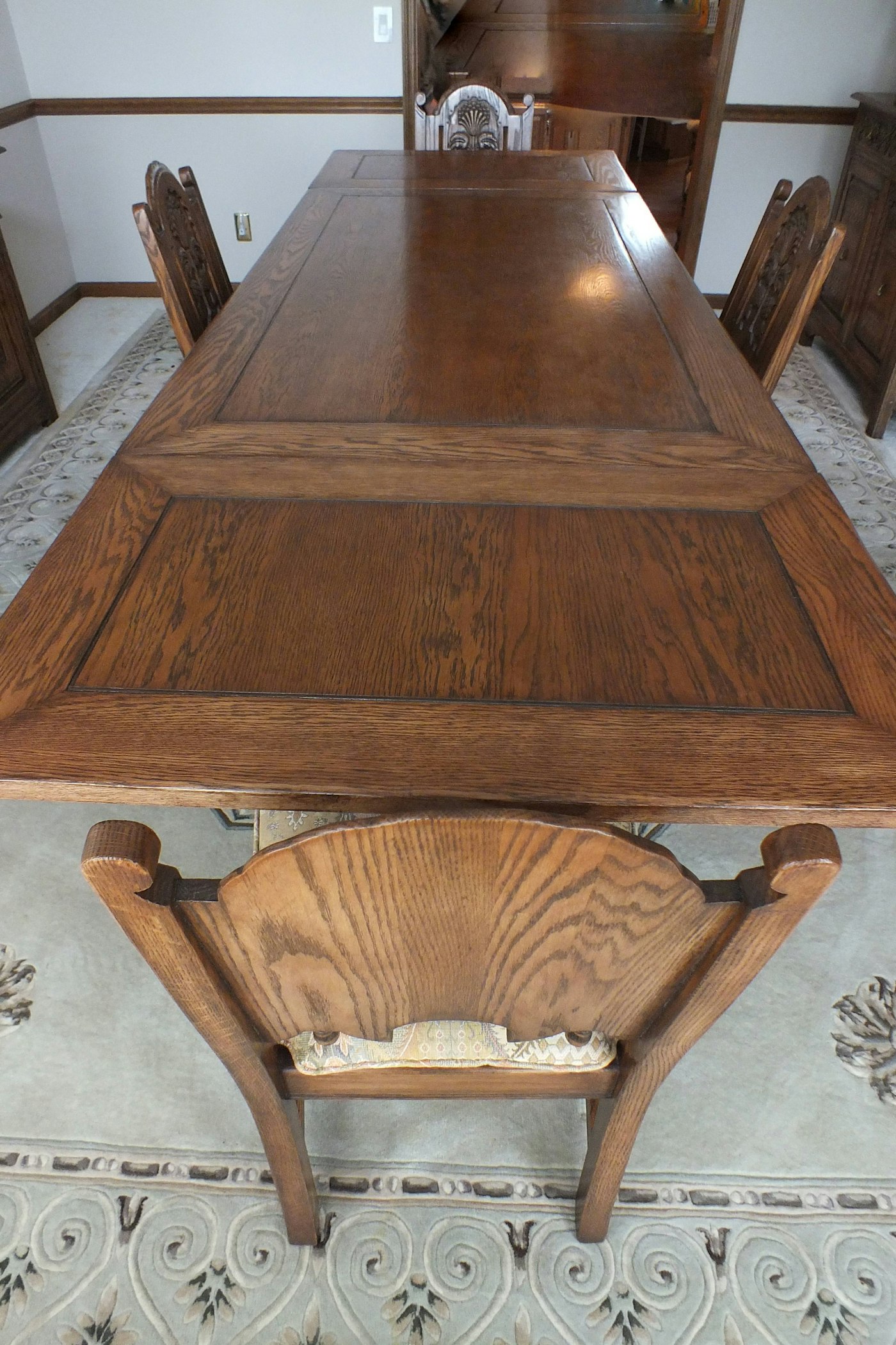 Jamestown Lounge Feudal Oak Dining set EBTH