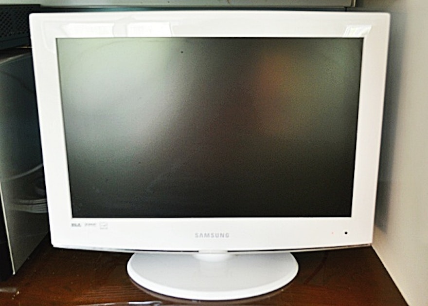 Samsung 19" White Flat Screen TV : EBTH