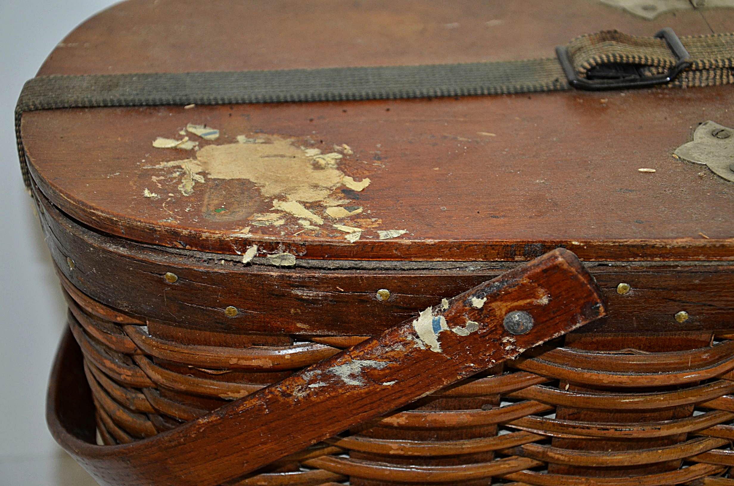 Hawkeye Basket Refrigerator Picnic Basket. EBTH