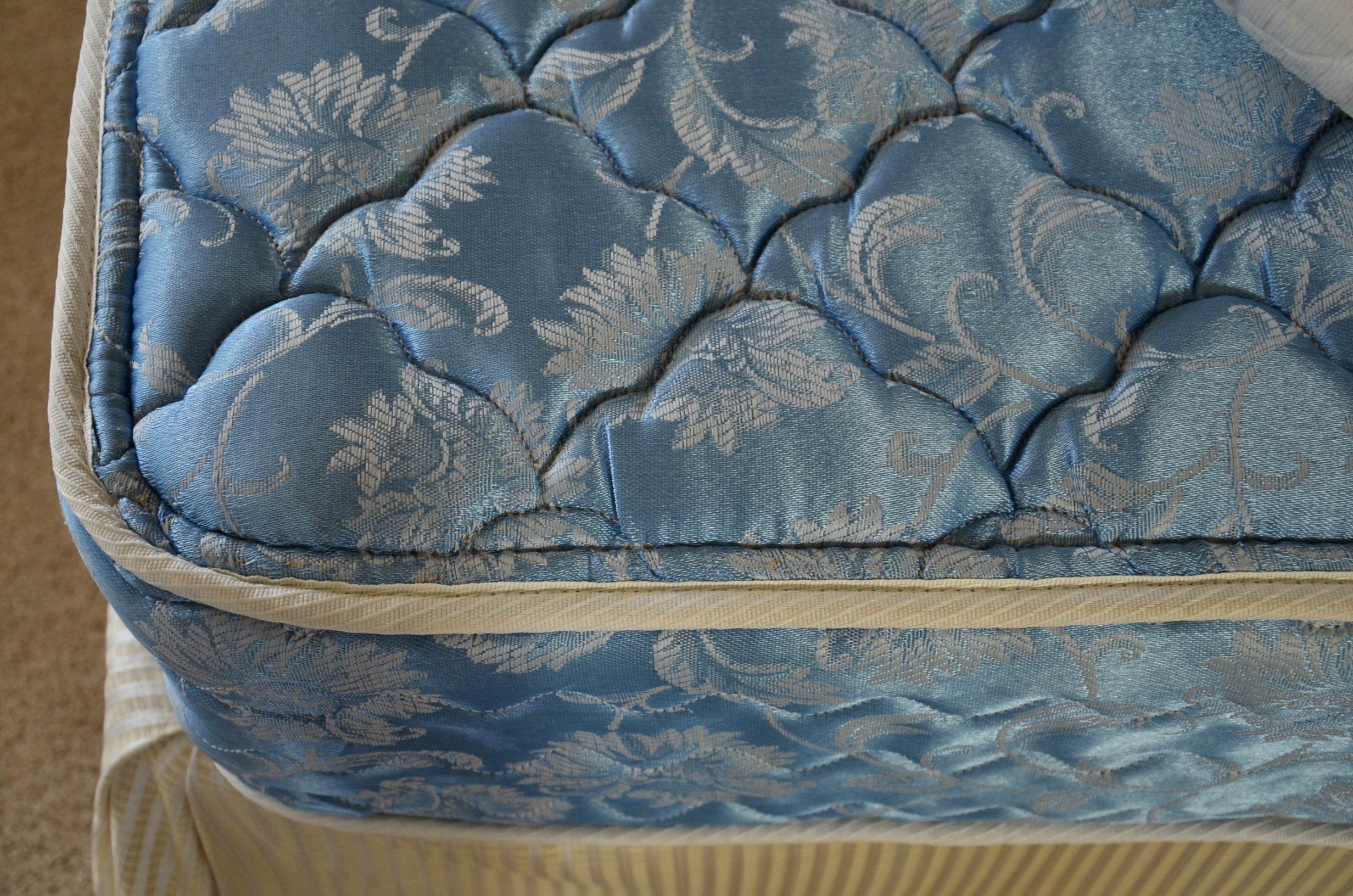 Vintage style queen size bed. EBTH