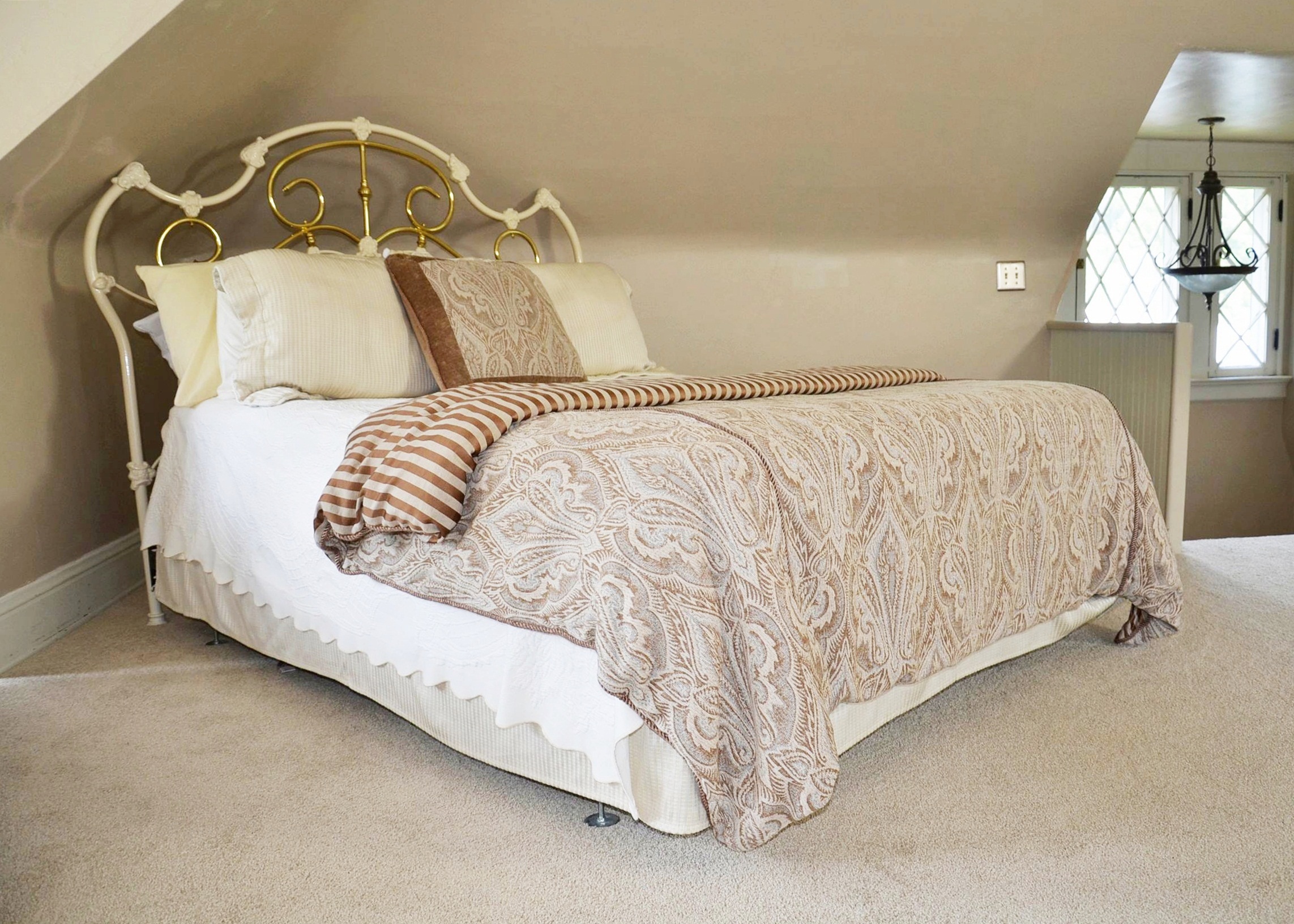 Vintage style queen size bed. EBTH