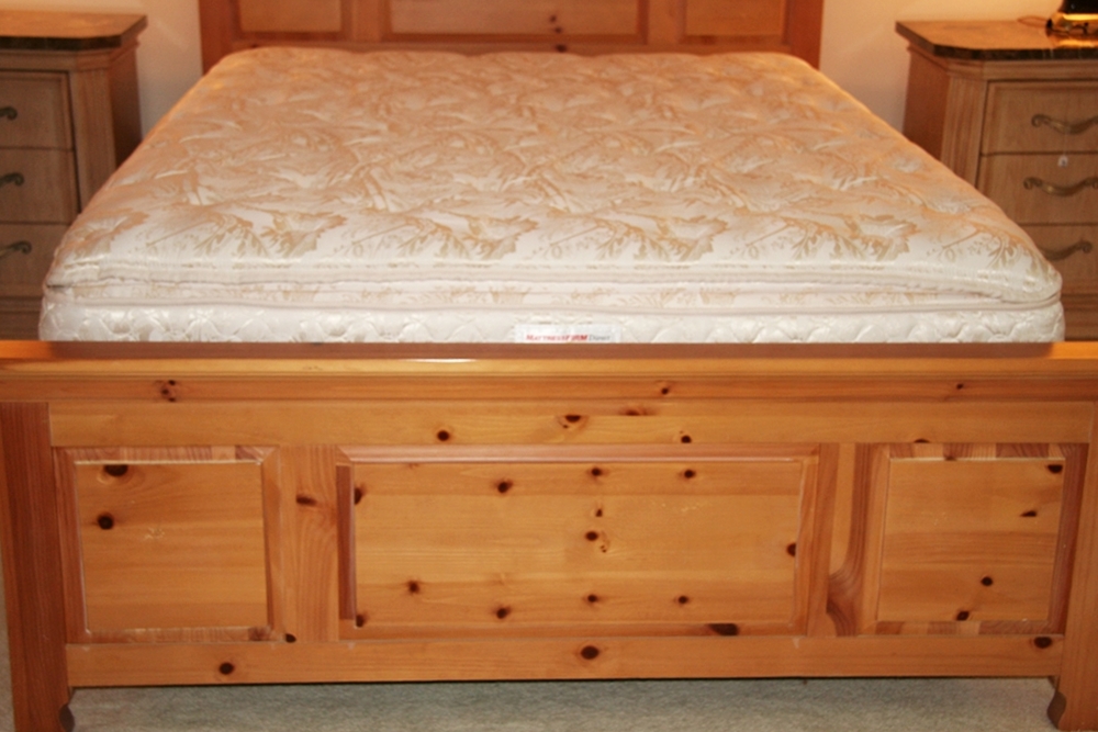 Broyhill Fontana Queen Bed with Mattress EBTH