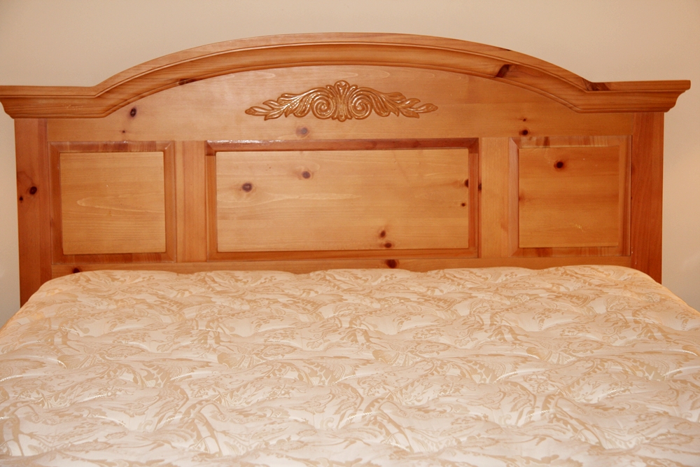 Broyhill Fontana Queen Bed with Mattress EBTH