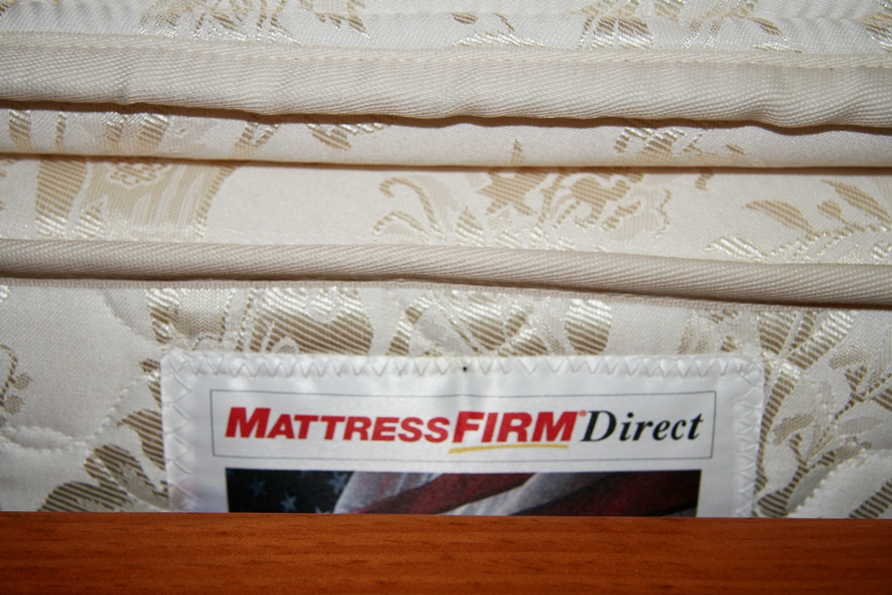 Broyhill Fontana Queen Bed with Mattress EBTH