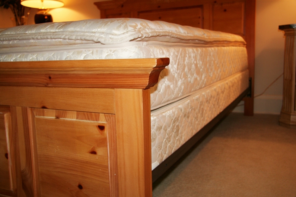 Broyhill Fontana Queen Bed with Mattress EBTH