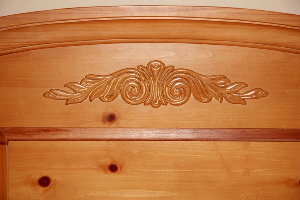 Broyhill Fontana Queen Bed with Mattress EBTH