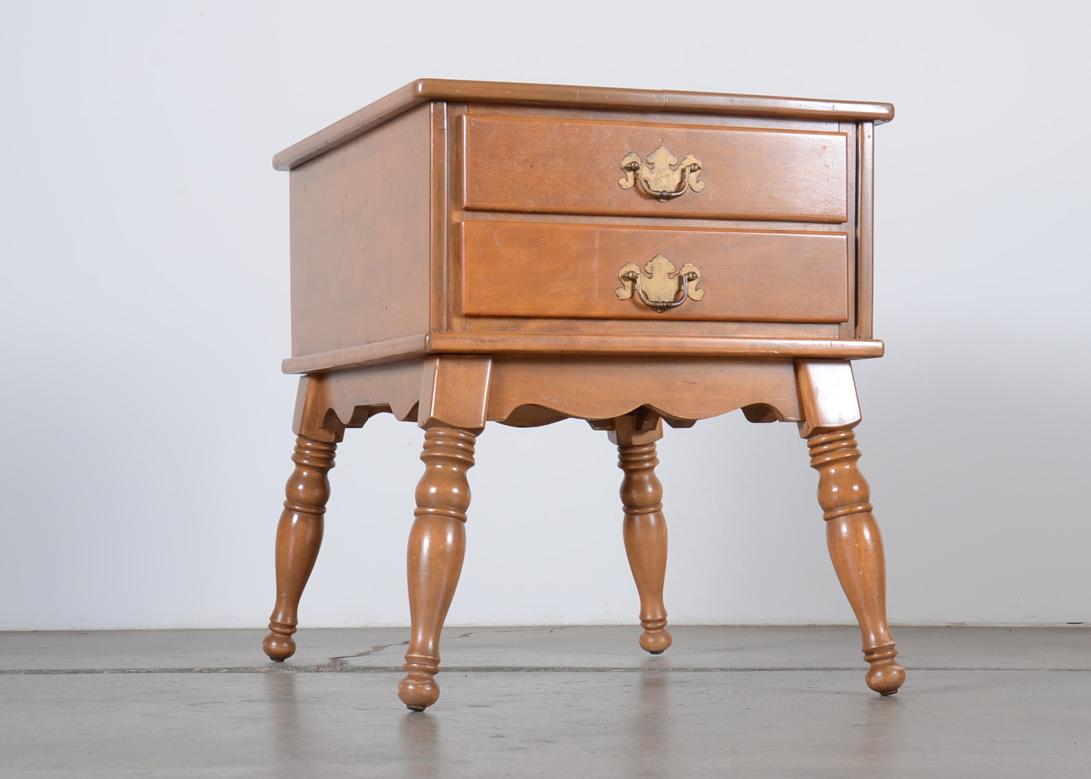 Ethan Allen Early American end table in solid Maple & Birch EBTH