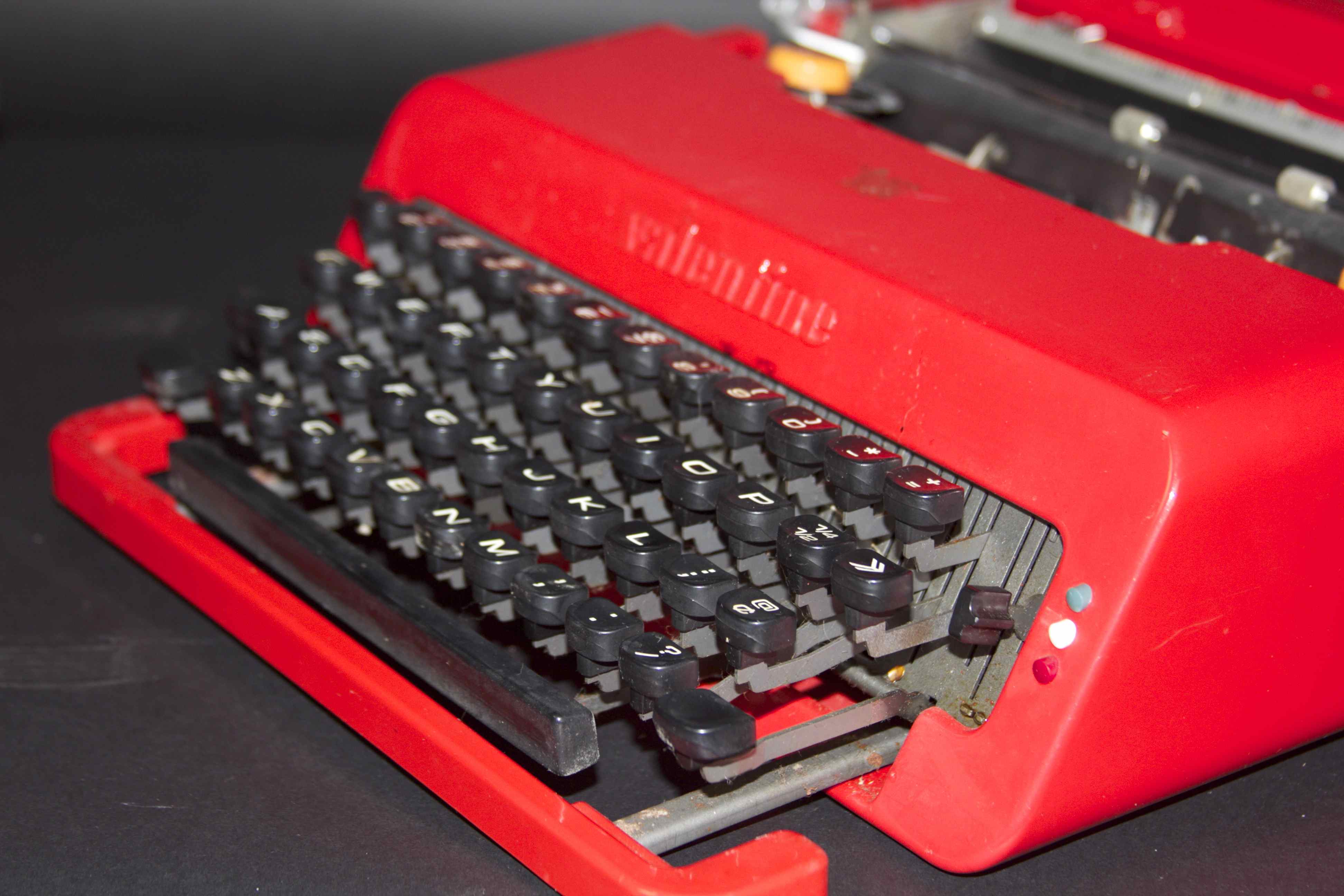 Vintage Olivetti Valentine Typewriter : EBTH