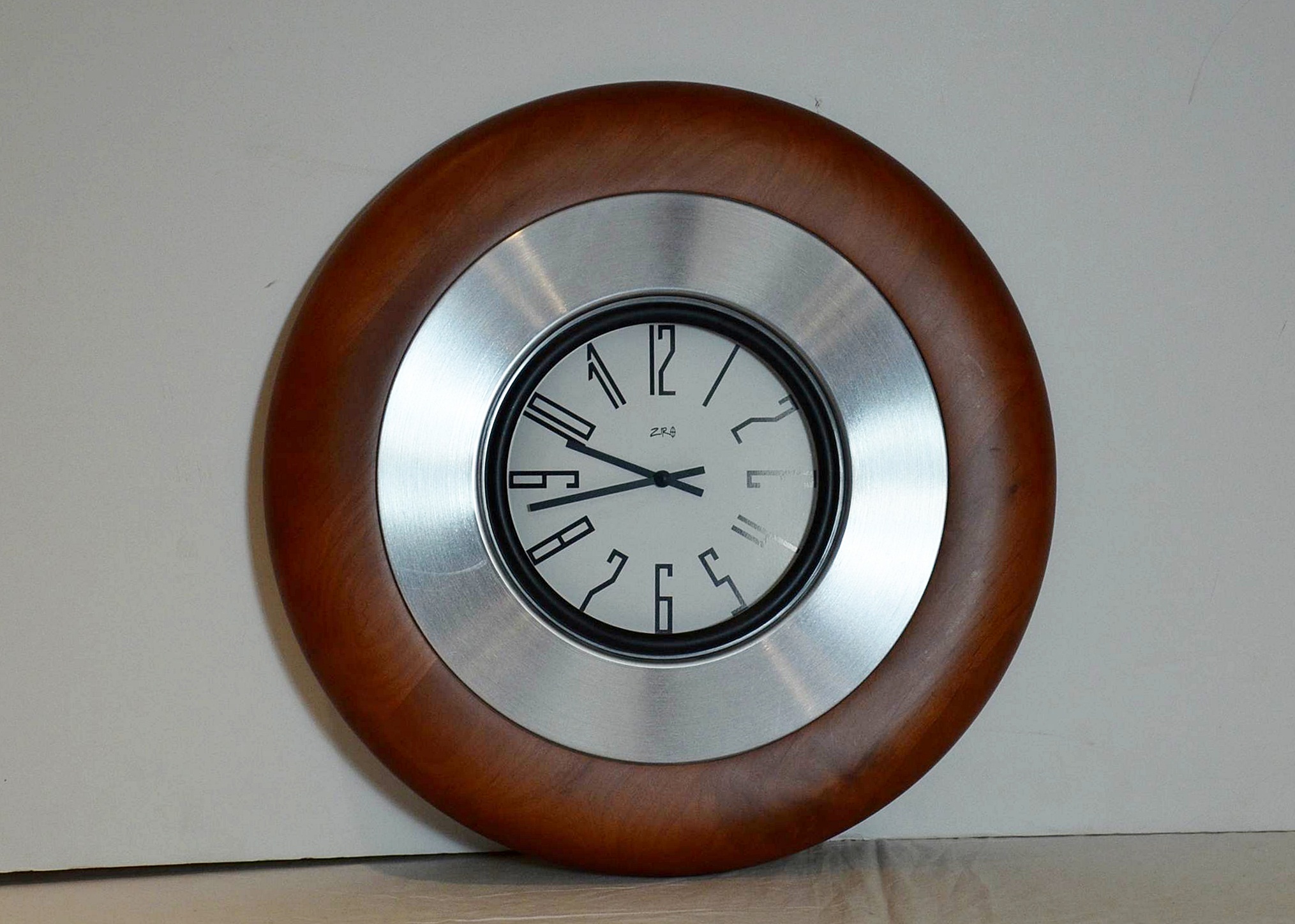 Ziro battery operated wall clock. EBTH