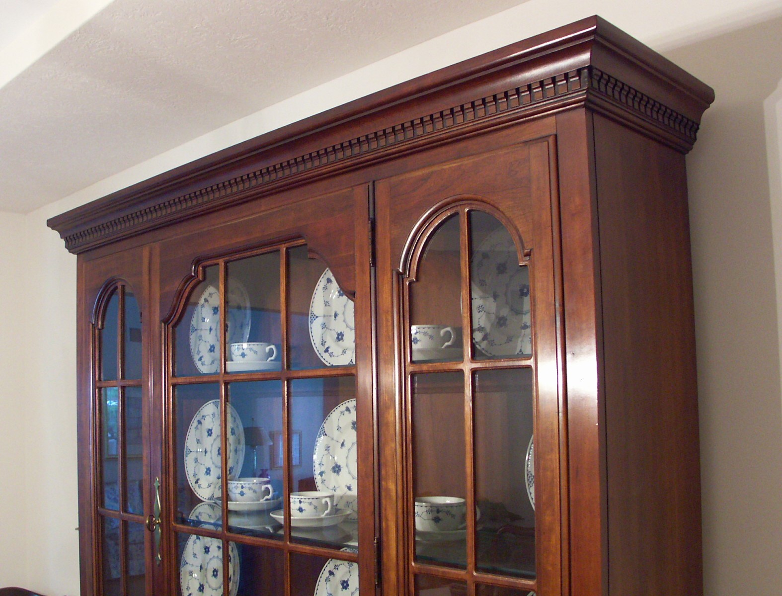 Thomasville Cherry Lighted China Cabinet and Hutch | EBTH