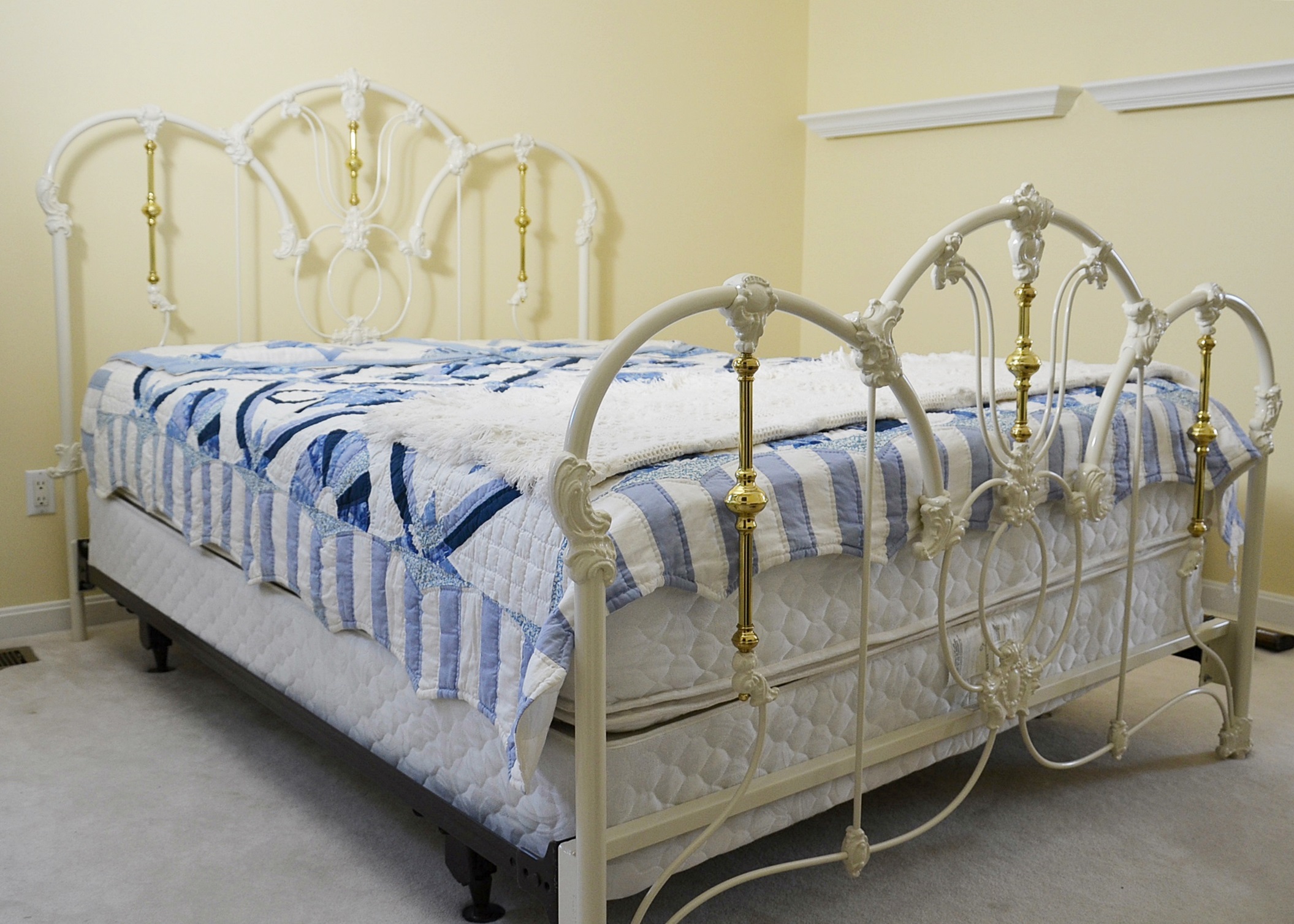 Elliot's Designs Jasmine White Metal Queen Bed with Bedding EBTH