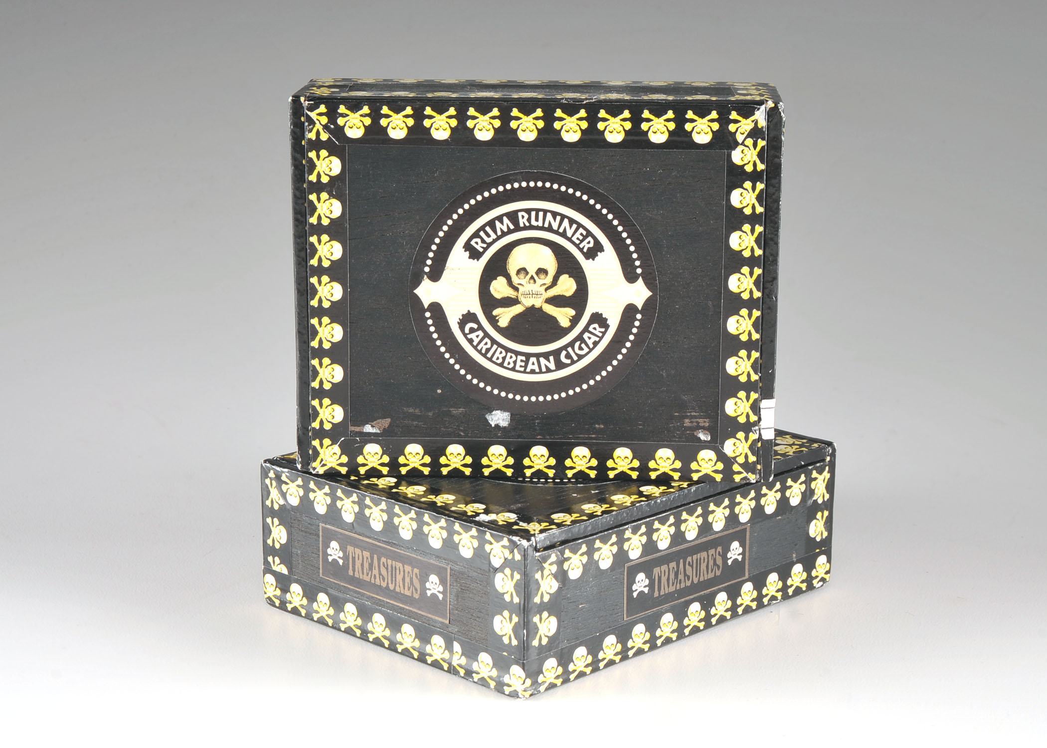 Two Skull and Crossbone Rum Runner Caribbean Cigar Black Wood Cigar