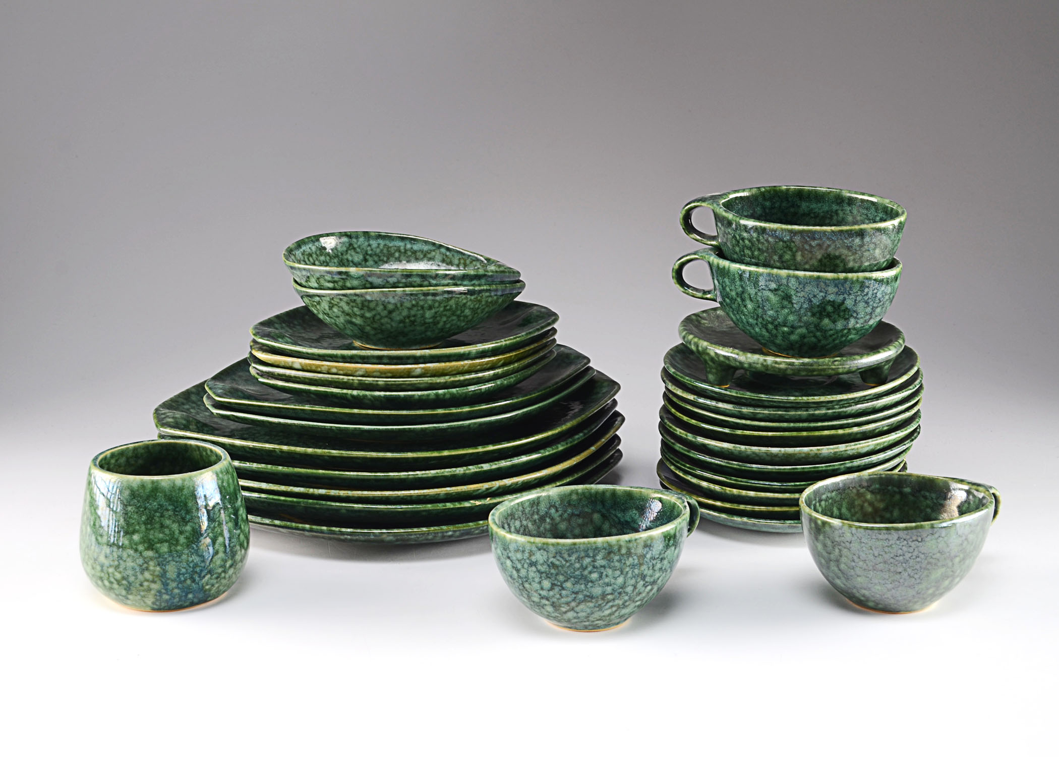 mid-century-modern-roseville-raymor-frogskin-dinnerware-ebth