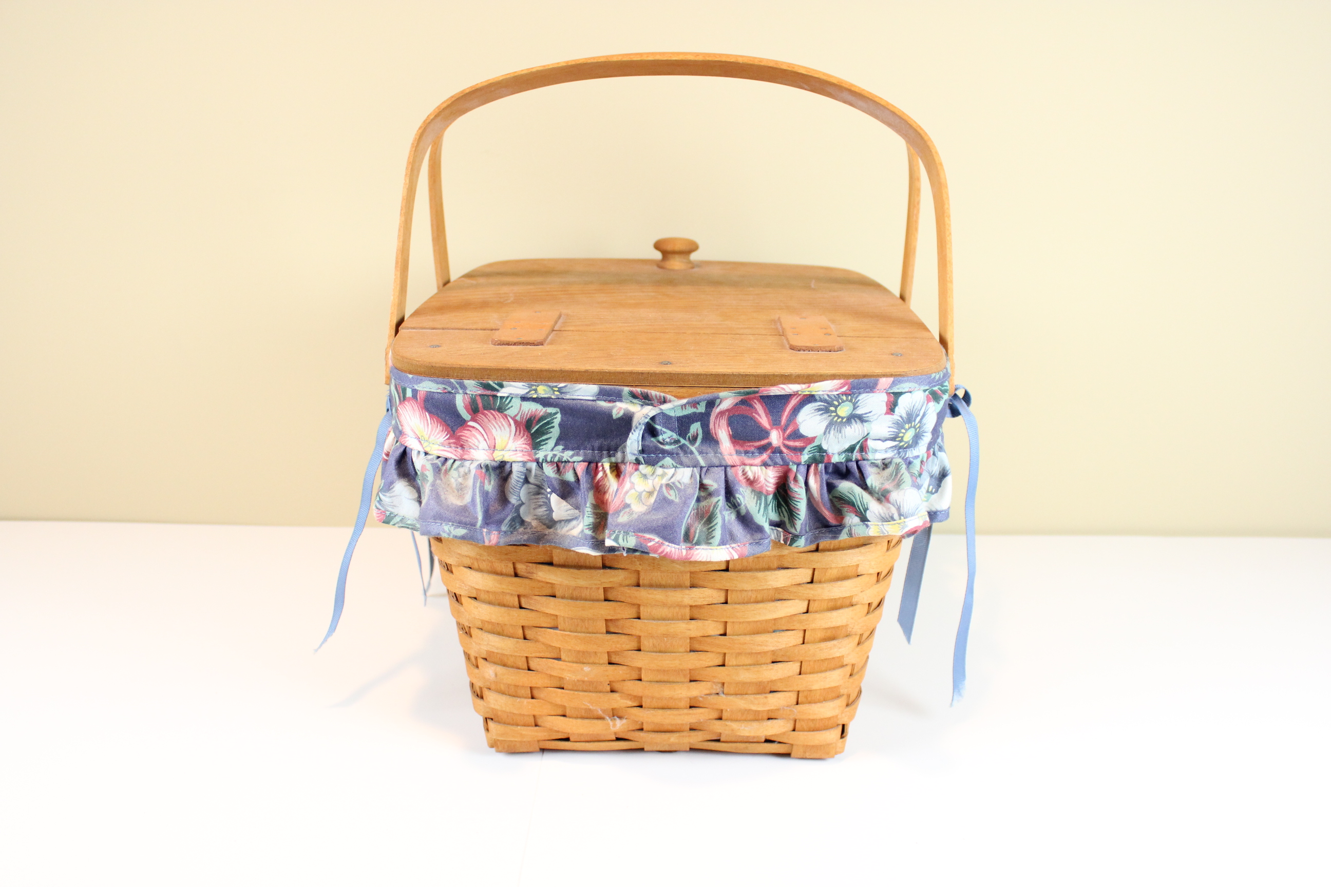 1992 Longaberger Picnic Basket EBTH