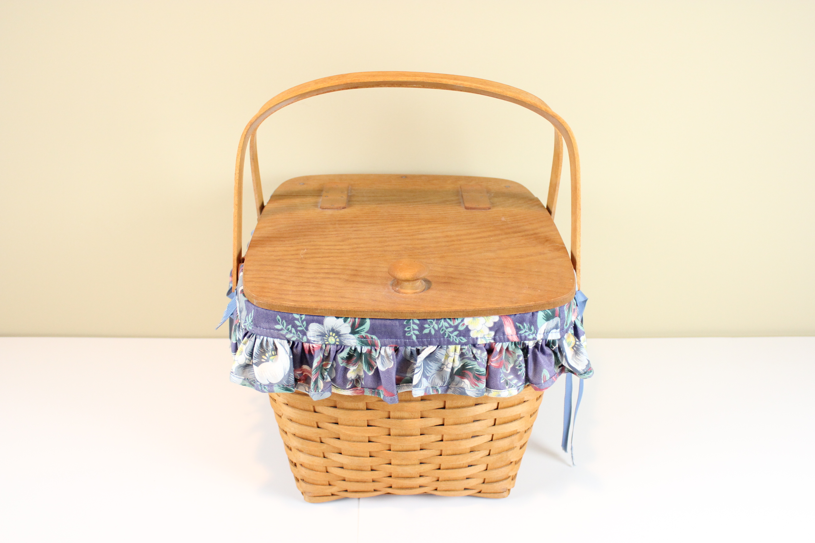 1992 Longaberger Picnic Basket EBTH