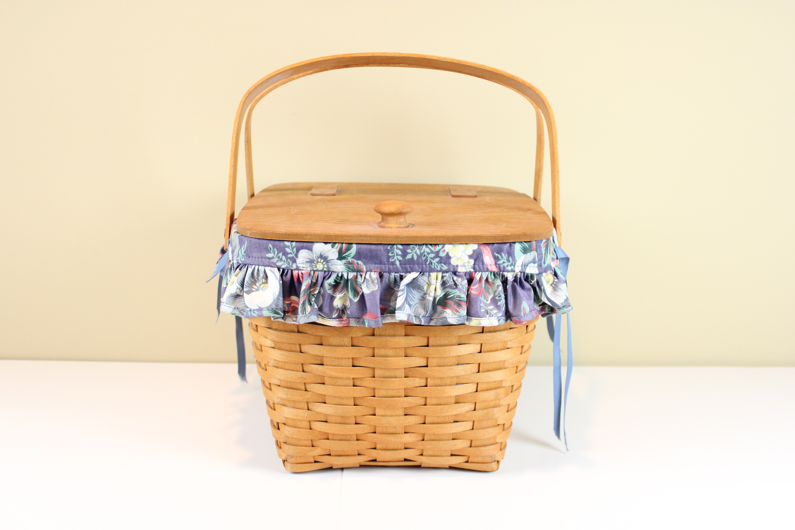 1992 Longaberger Picnic Basket EBTH