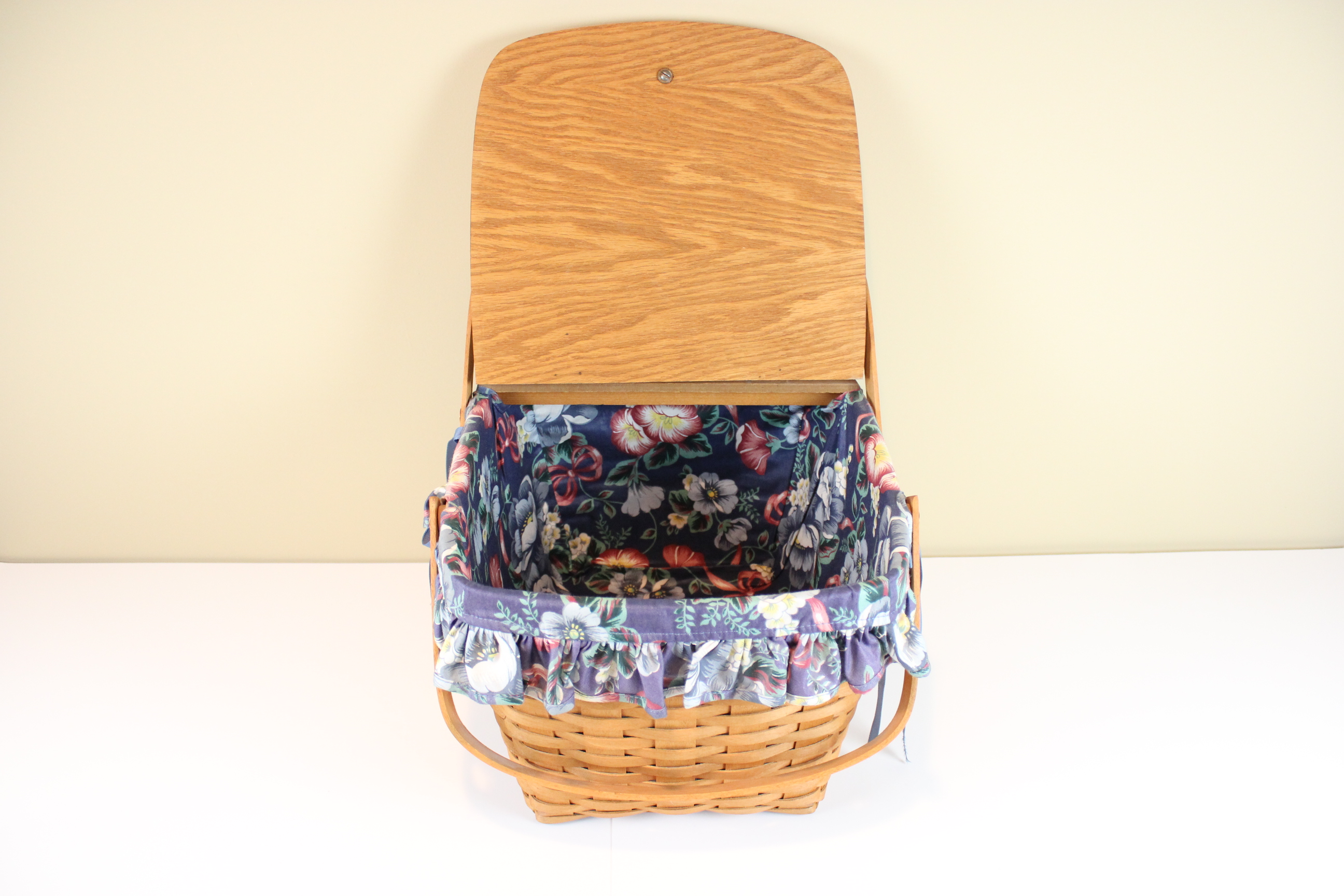 1992 Longaberger Picnic Basket EBTH