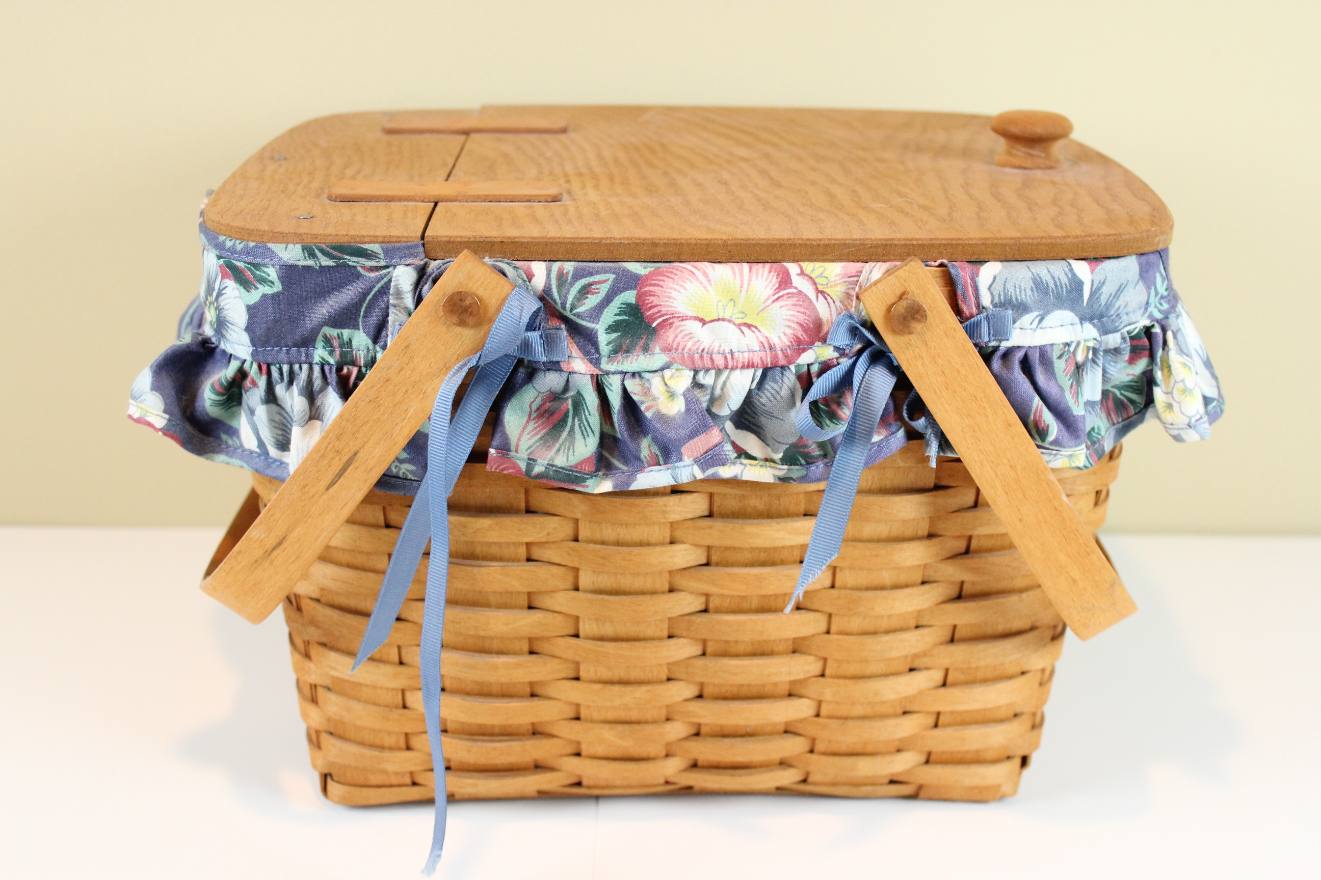 1992 Longaberger Picnic Basket EBTH