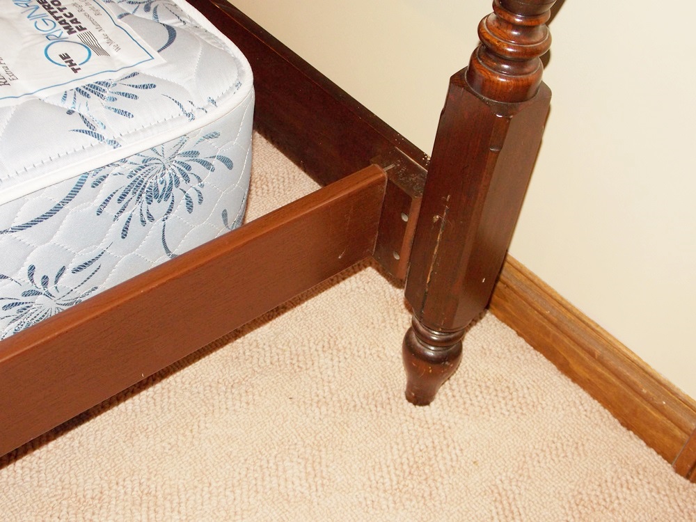 A Lovely Colonial Style Ethan Allen Mahogany Four Poster Queen Size Bed