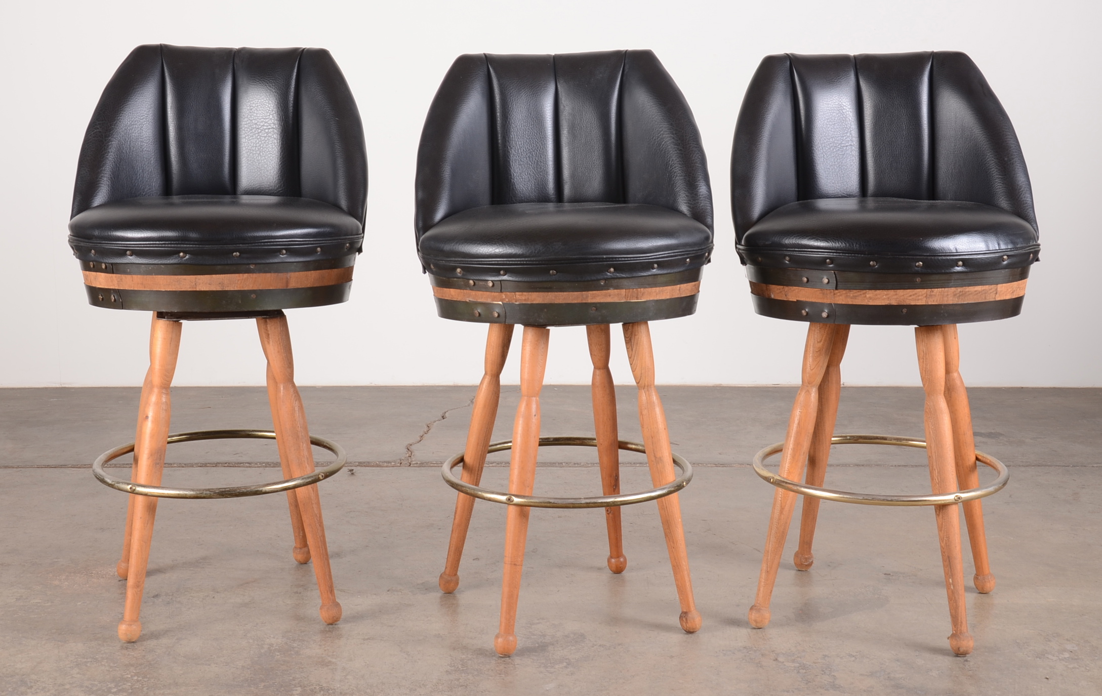 Whiskey Barrel Bar And Stools EBTH   DSC 2268.JPG