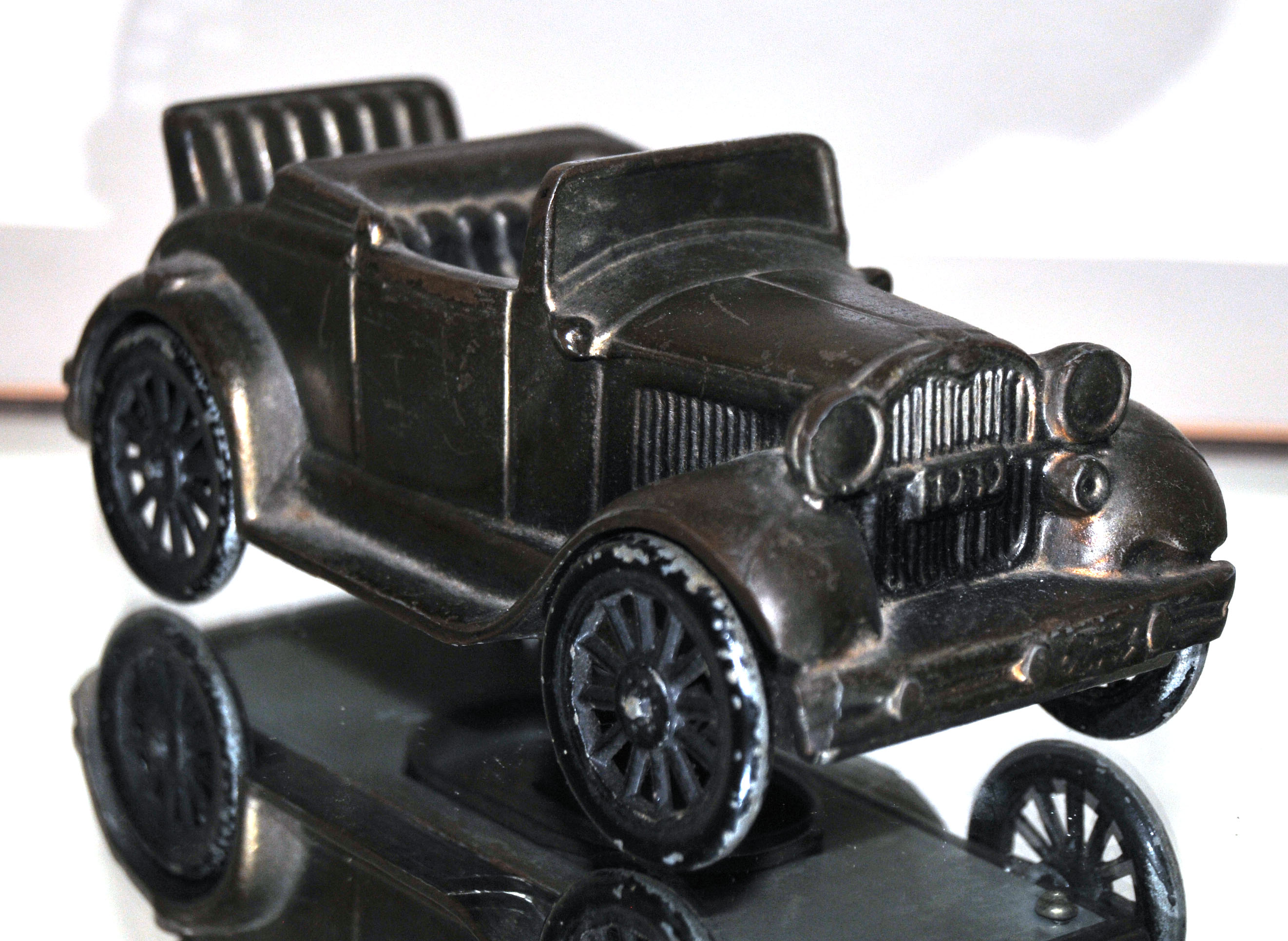 Two Collectible Vintage 1974 Banthrico Chicago Metal Car Banks EBTH