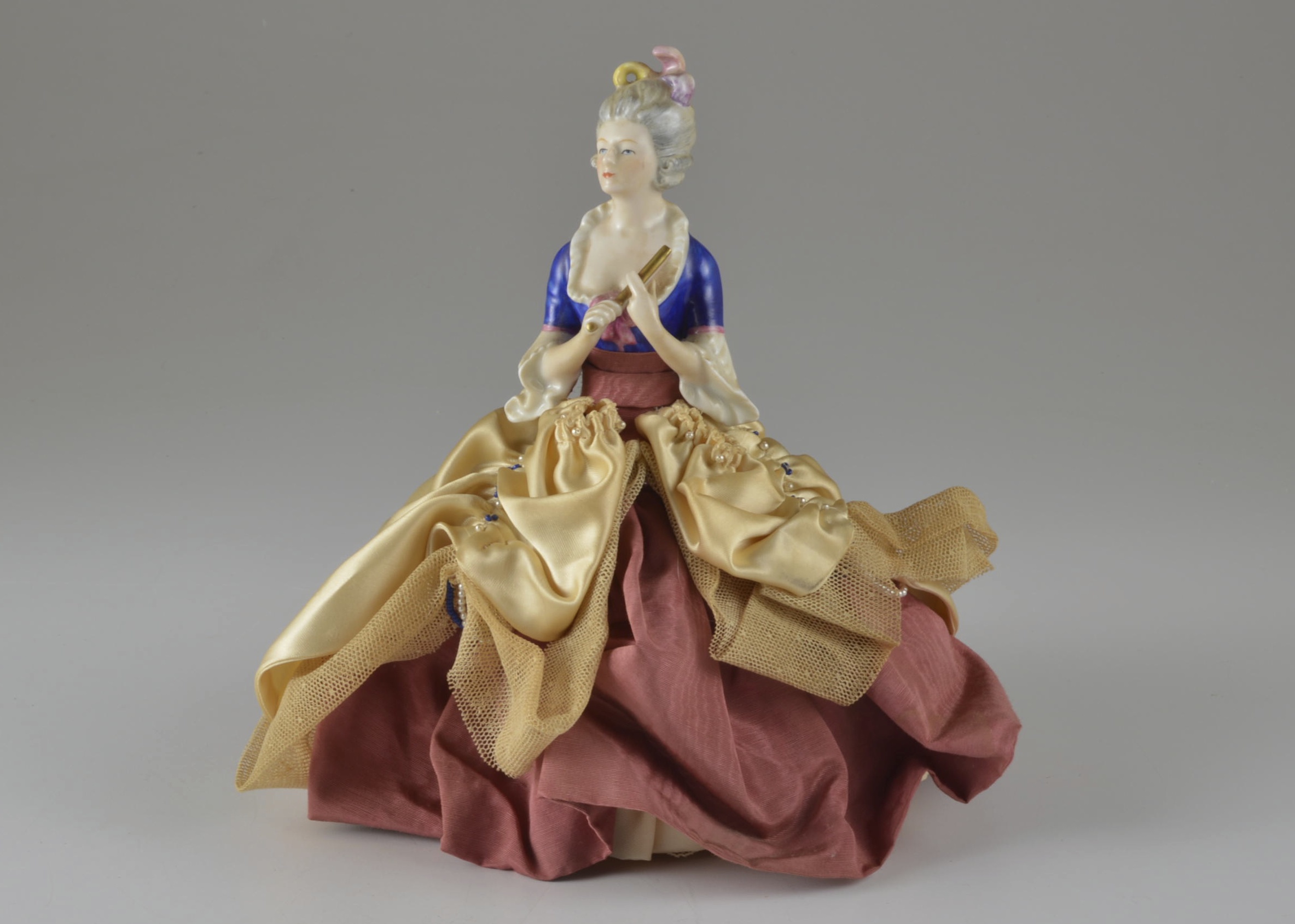 1985 Goebel 'Marie Tea Cozy Doll Figurine EBTH