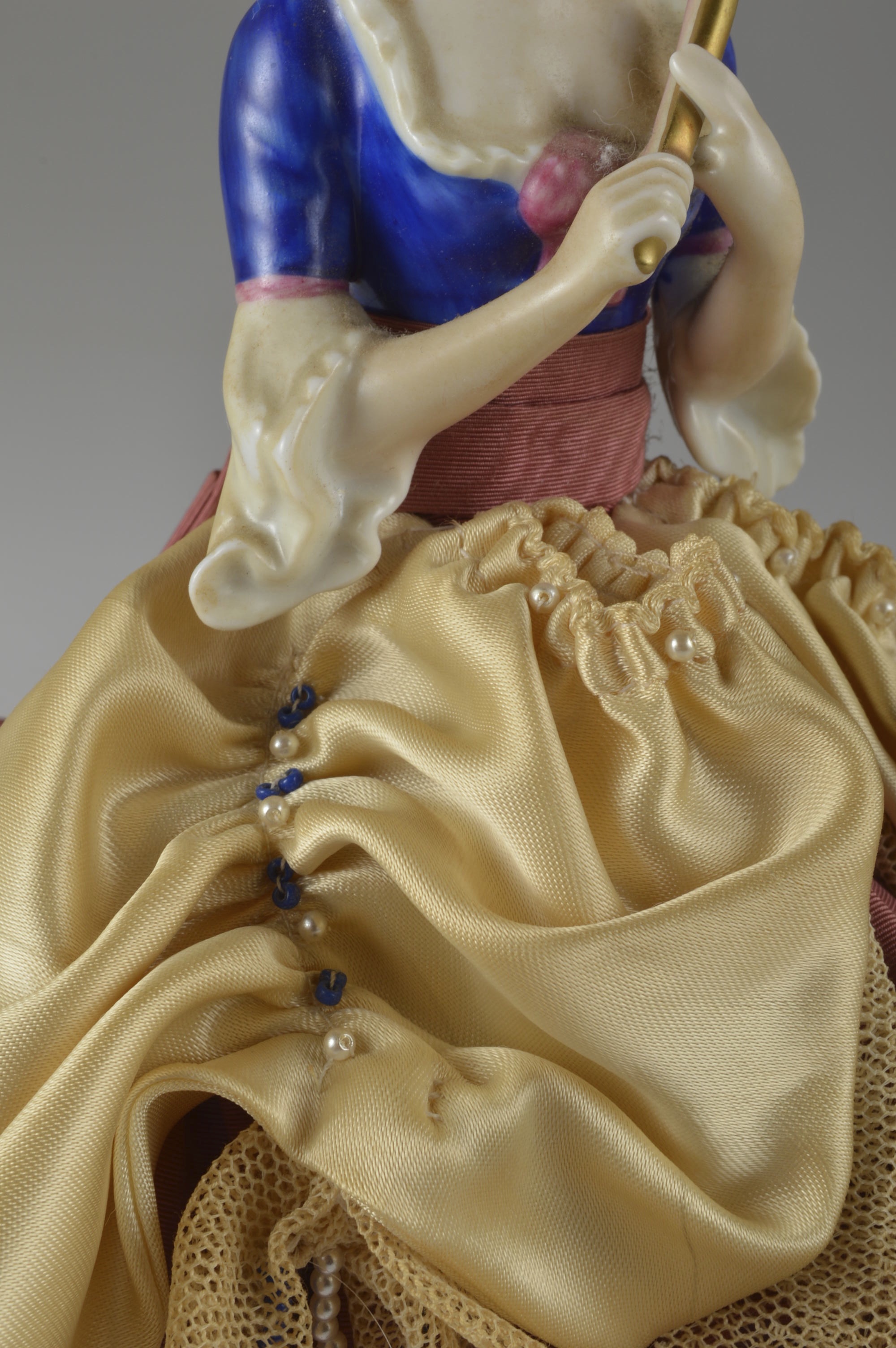 1985 Goebel 'Marie Tea Cozy Doll Figurine EBTH