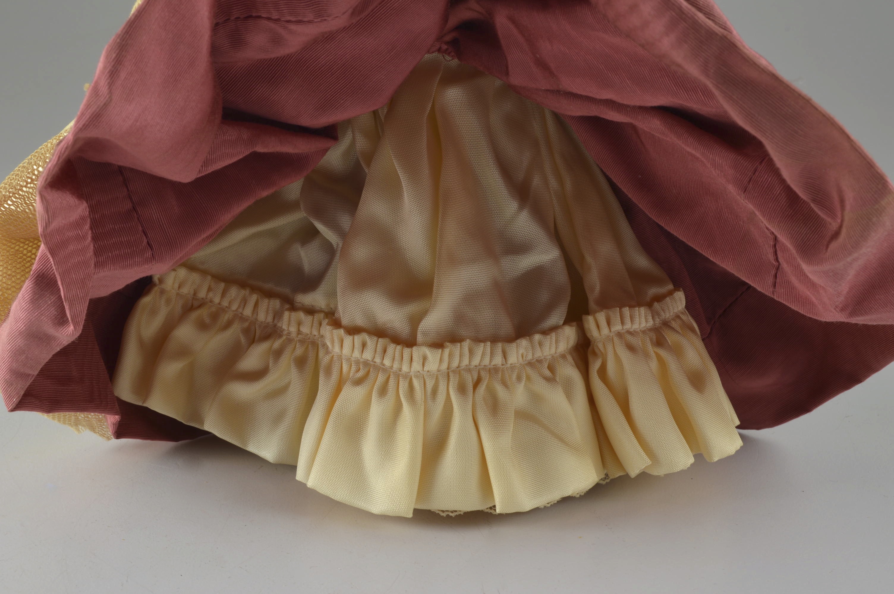 1985 Goebel 'Marie Tea Cozy Doll Figurine EBTH