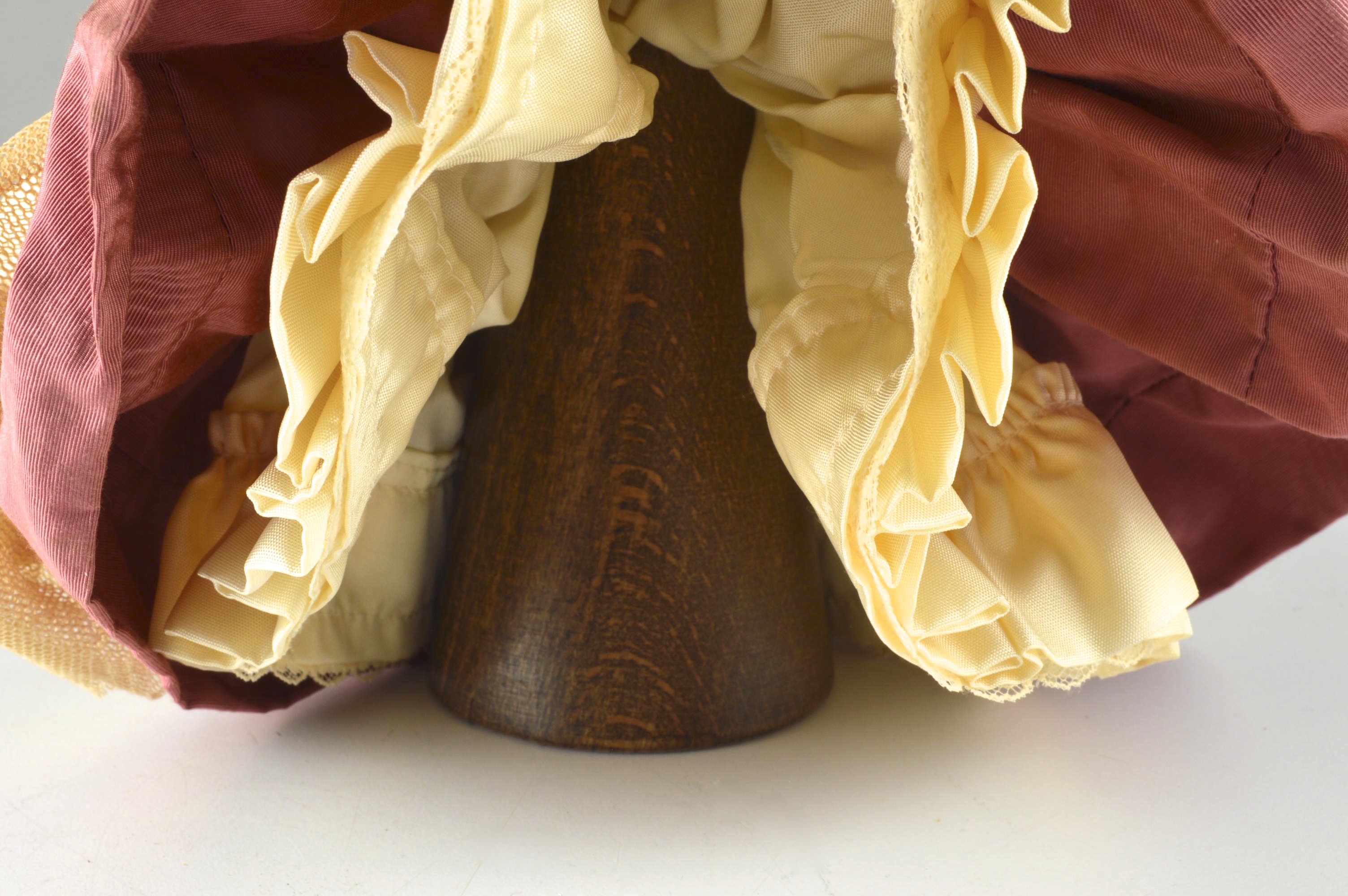 1985 Goebel 'Marie Tea Cozy Doll Figurine EBTH