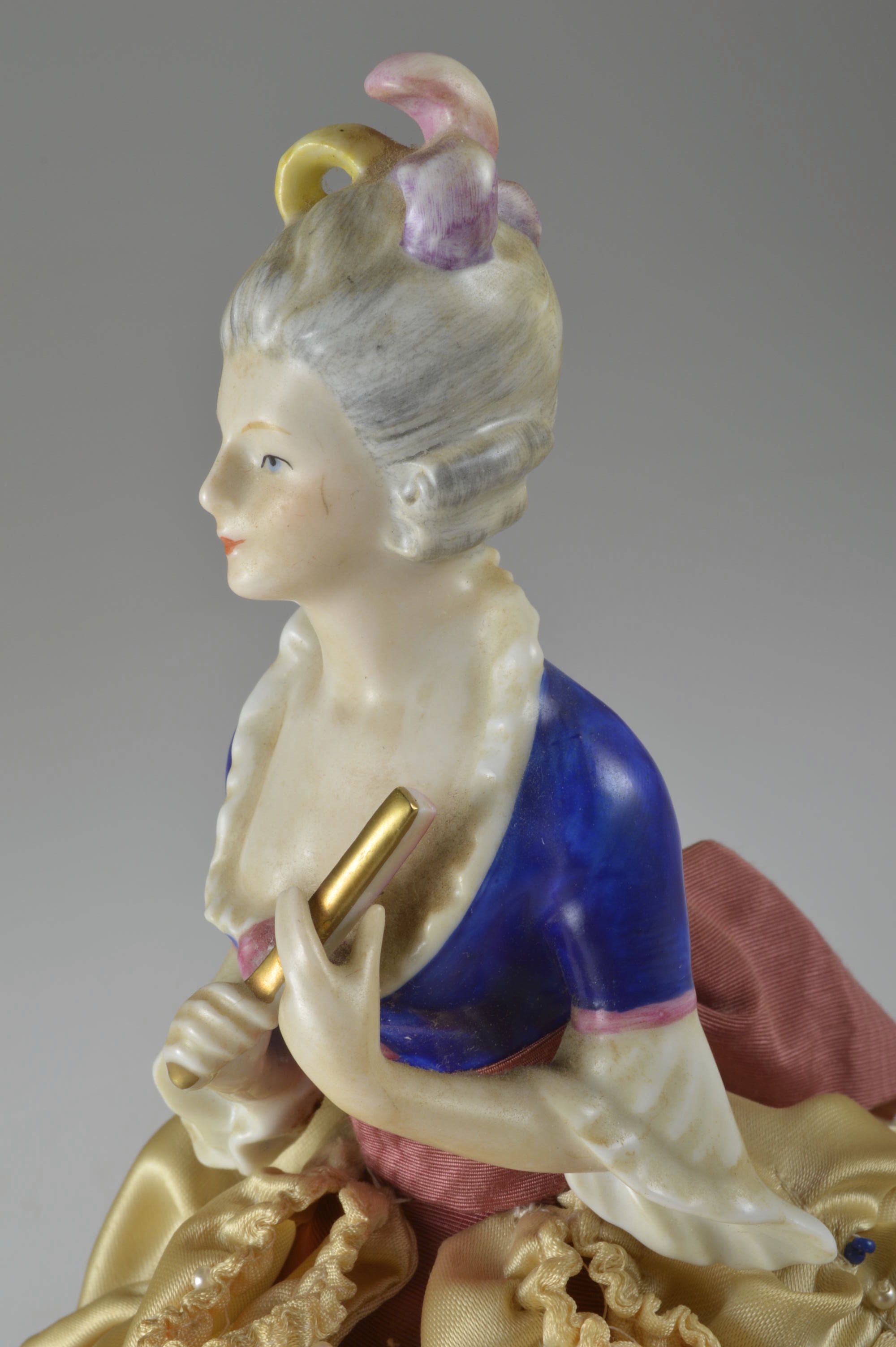 1985 Goebel 'Marie Tea Cozy Doll Figurine EBTH