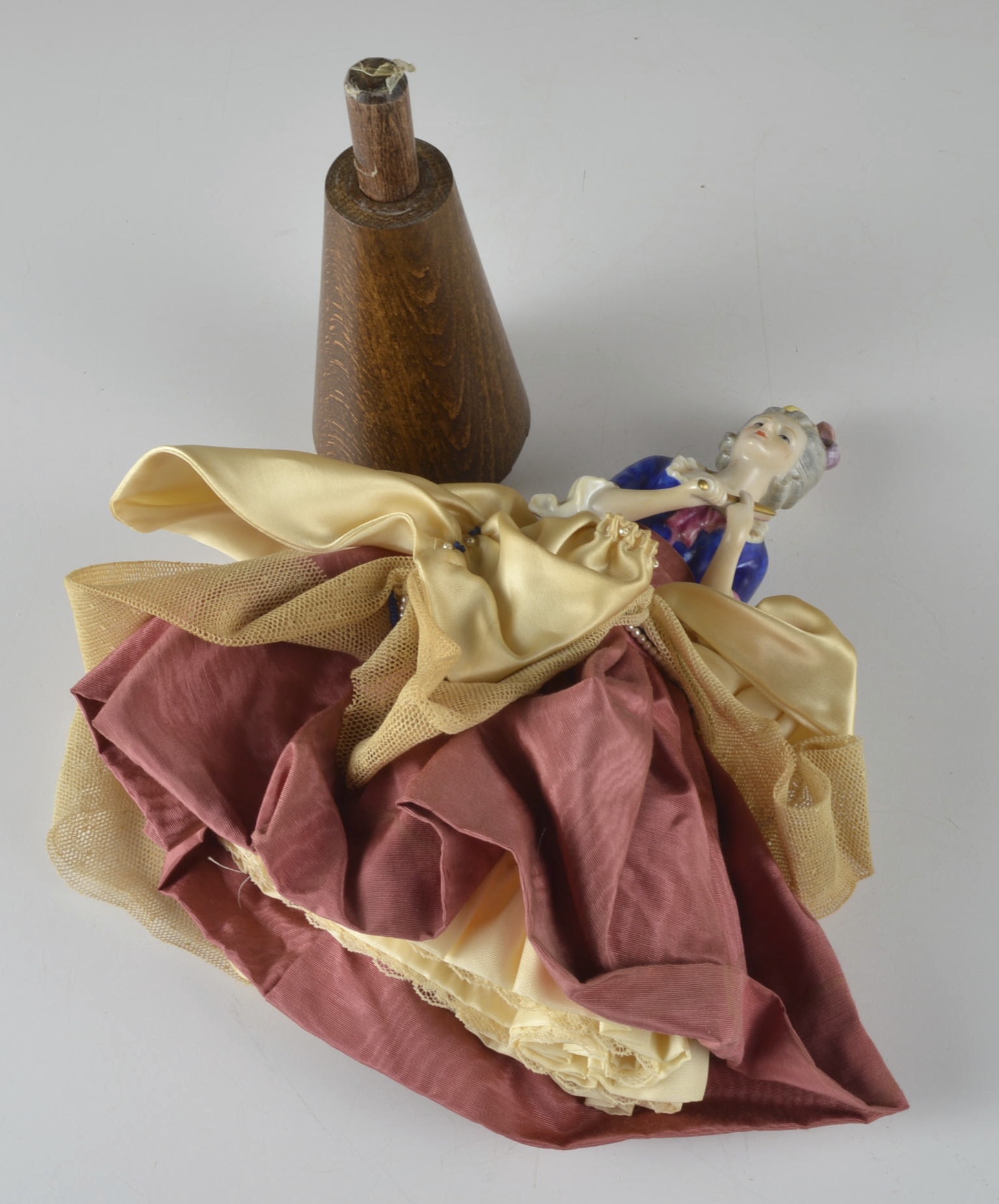 1985 Goebel 'Marie Tea Cozy Doll Figurine EBTH