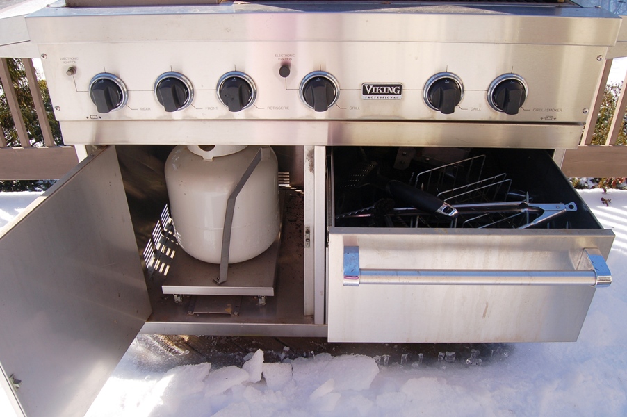 Viking Grill with Frontgate Cover EBTH