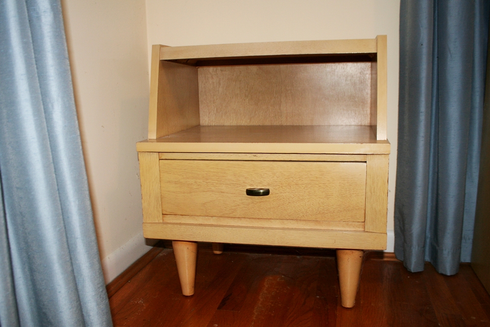 Vintage Night Stand : EBTH