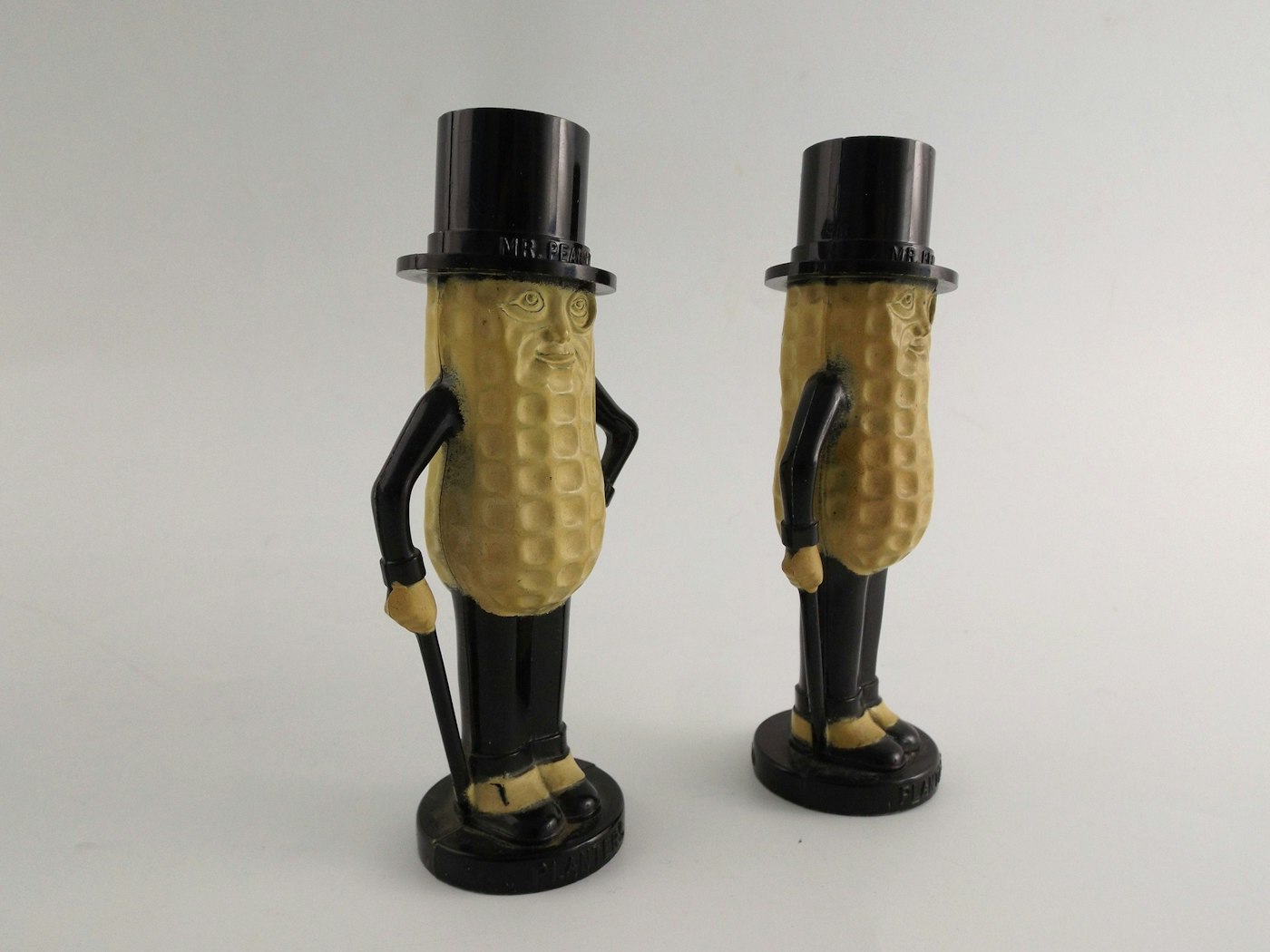 A Pair of Pyro Planters Mr. Peanut Salt and Pepper Shakers | EBTH