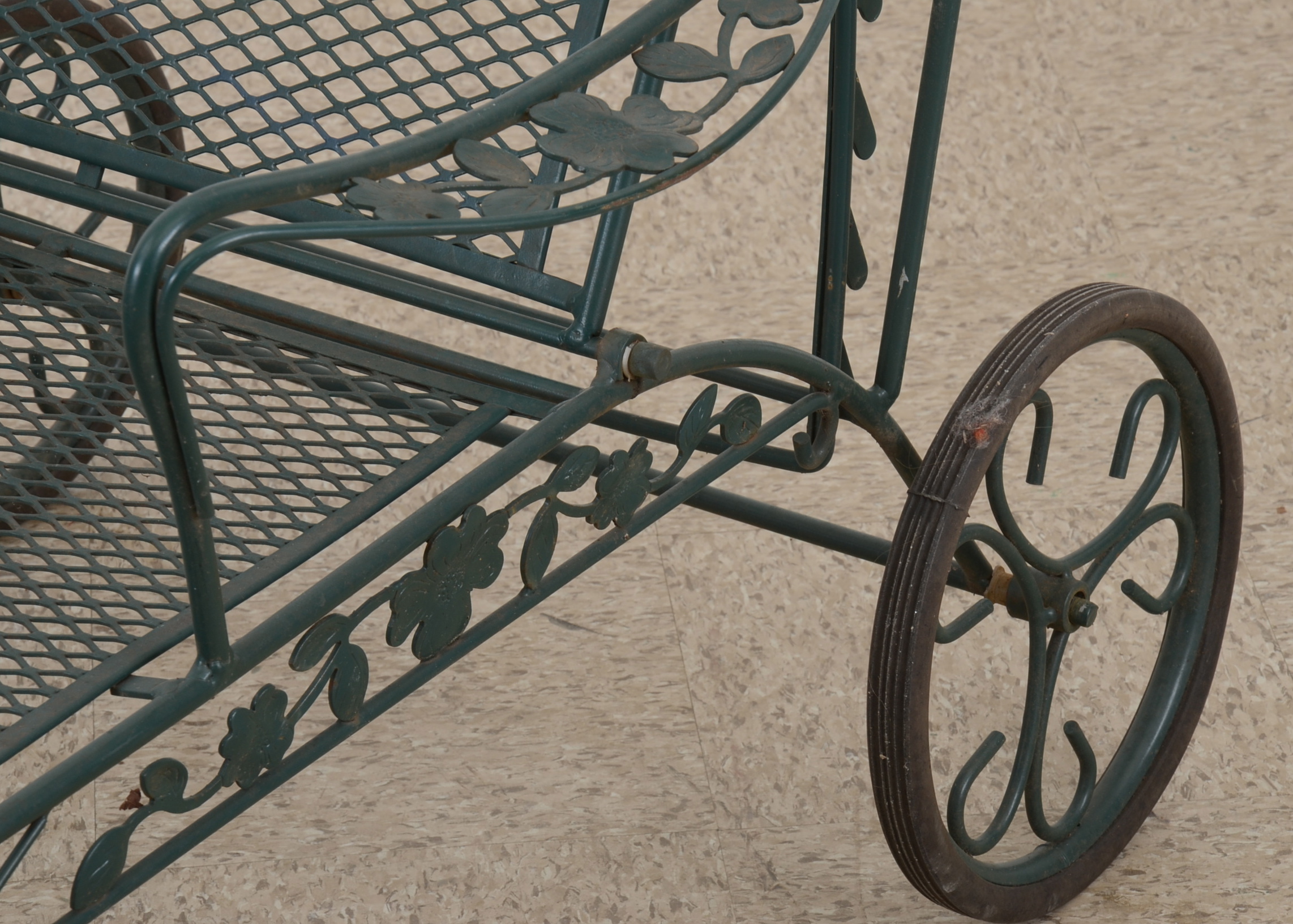 Outdoor Wrought Iron Chaise Lounge in Green | EBTH