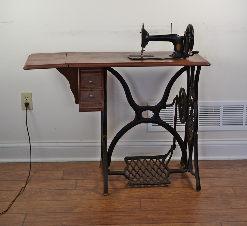 Vintage 1880s Model 12K Singer Treadle Sewing Machine | EBTH