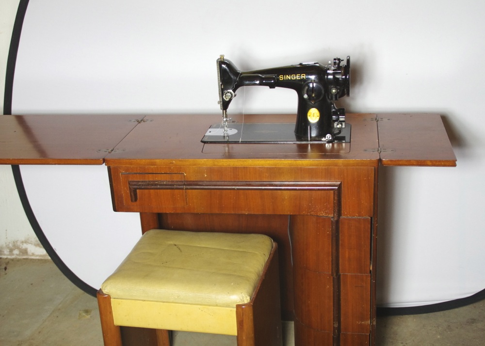 1947 Singer Sewing Machine in Art Deco Cabinet : EBTH