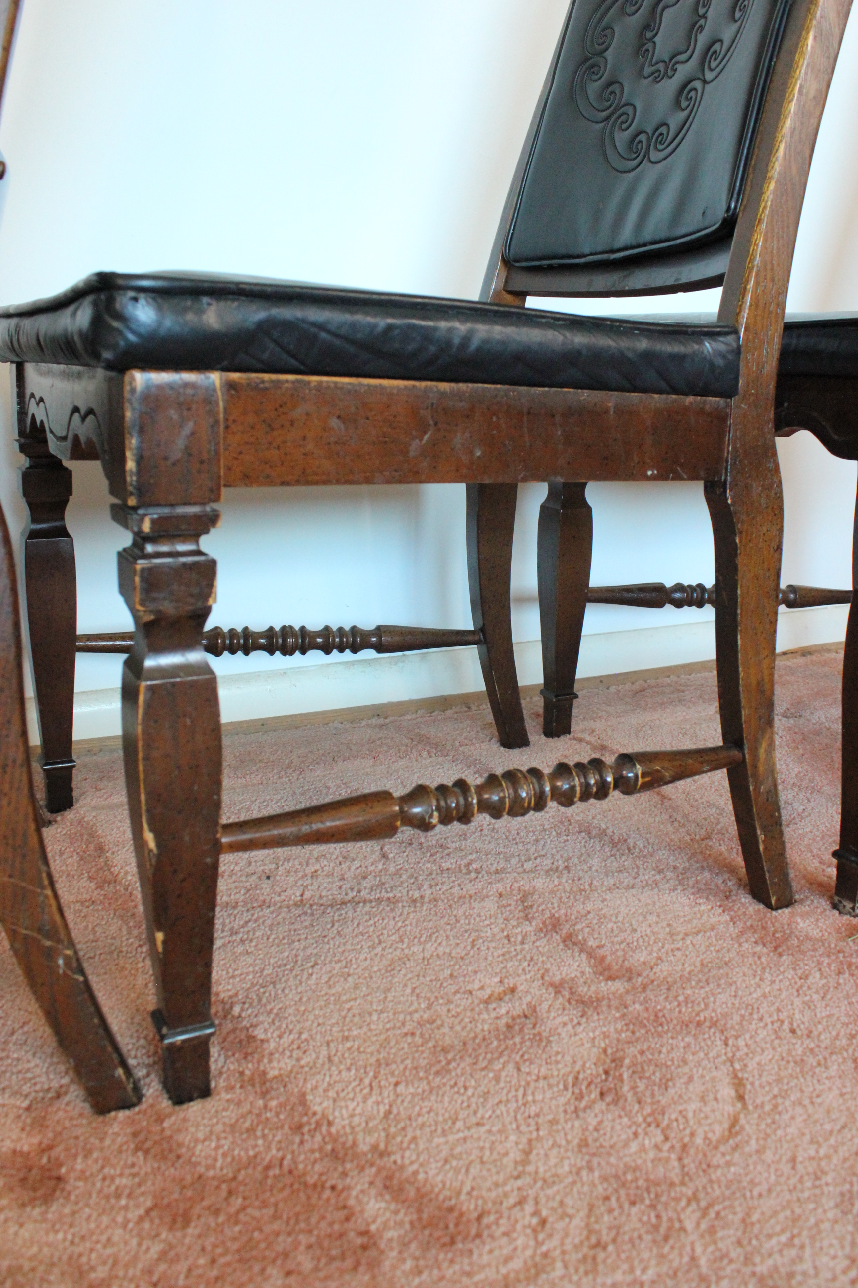 William and Mary Style Dining Room Table and Chairs | EBTH