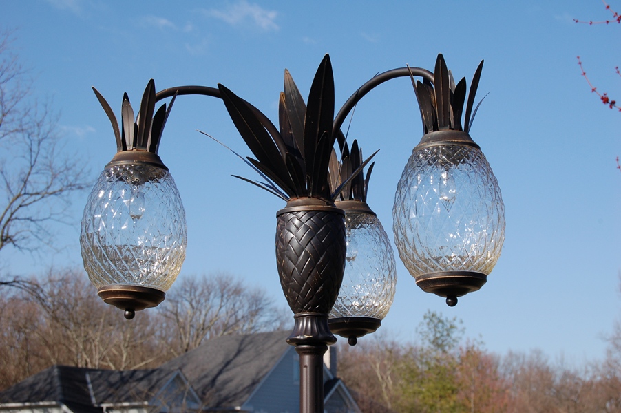 New Frontgate Pineapple Bronze Toned Lamp Post EBTH