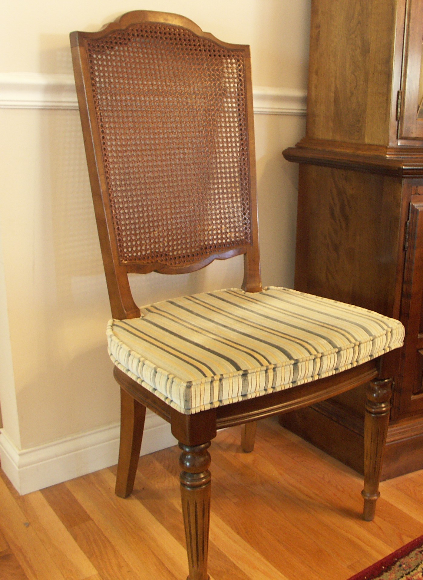 Ethan Allen Dining Table and Six Chairs | EBTH