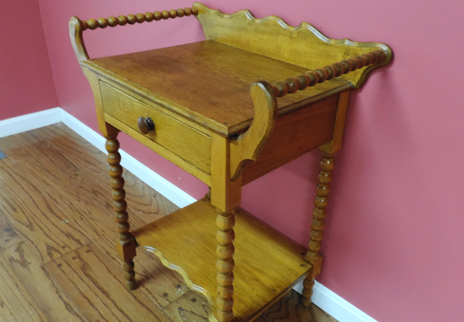 Antique Early American Style Wash Stand EBTH