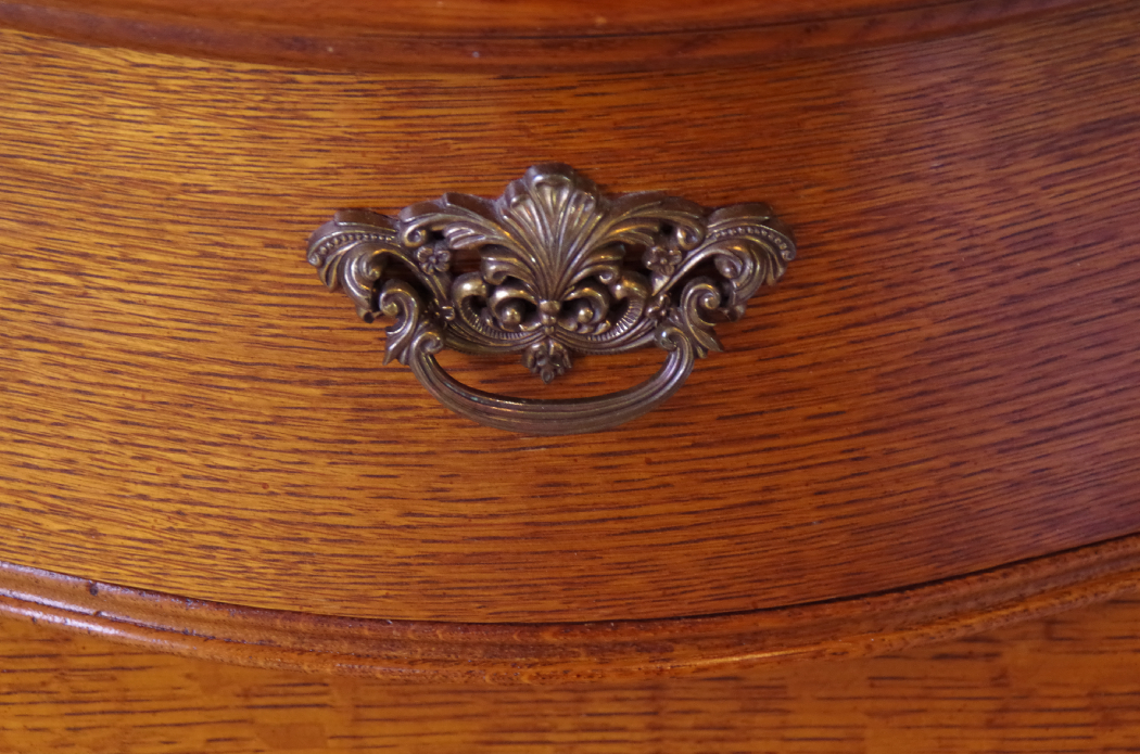 Lexington "Victorian Sampler" Red Oak Nightstand EBTH