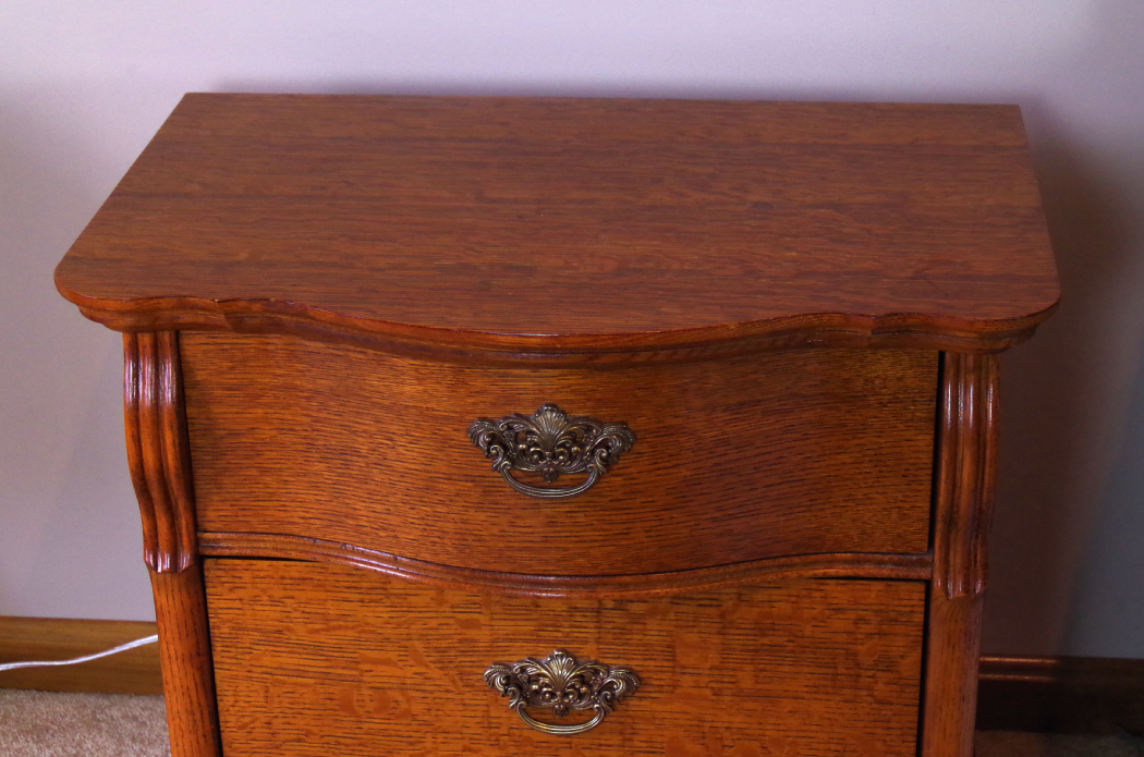Lexington "Victorian Sampler" Red Oak Nightstand EBTH