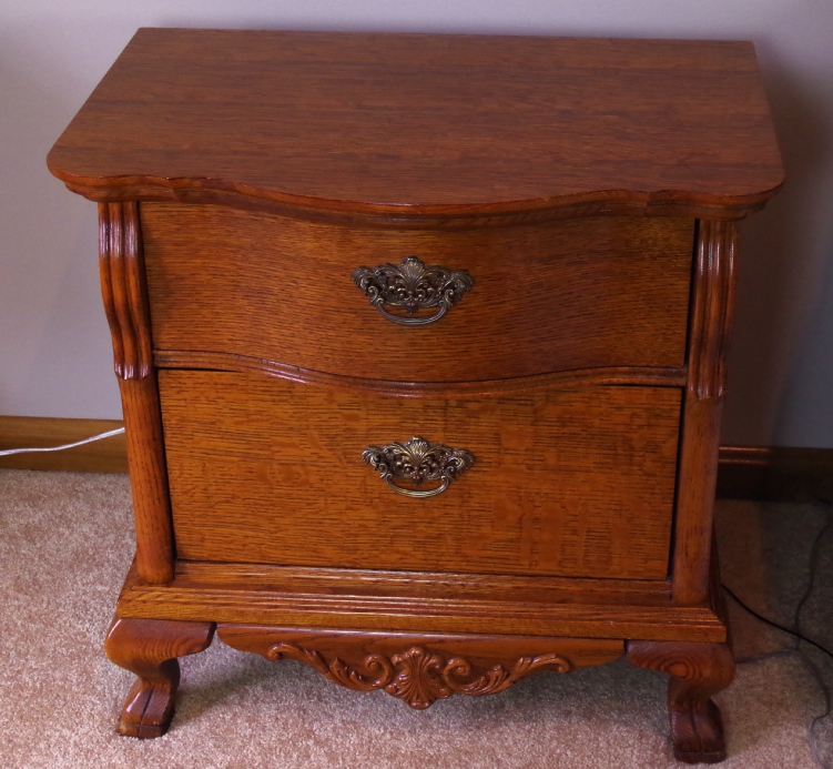 Lexington "Victorian Sampler" Red Oak Nightstand EBTH